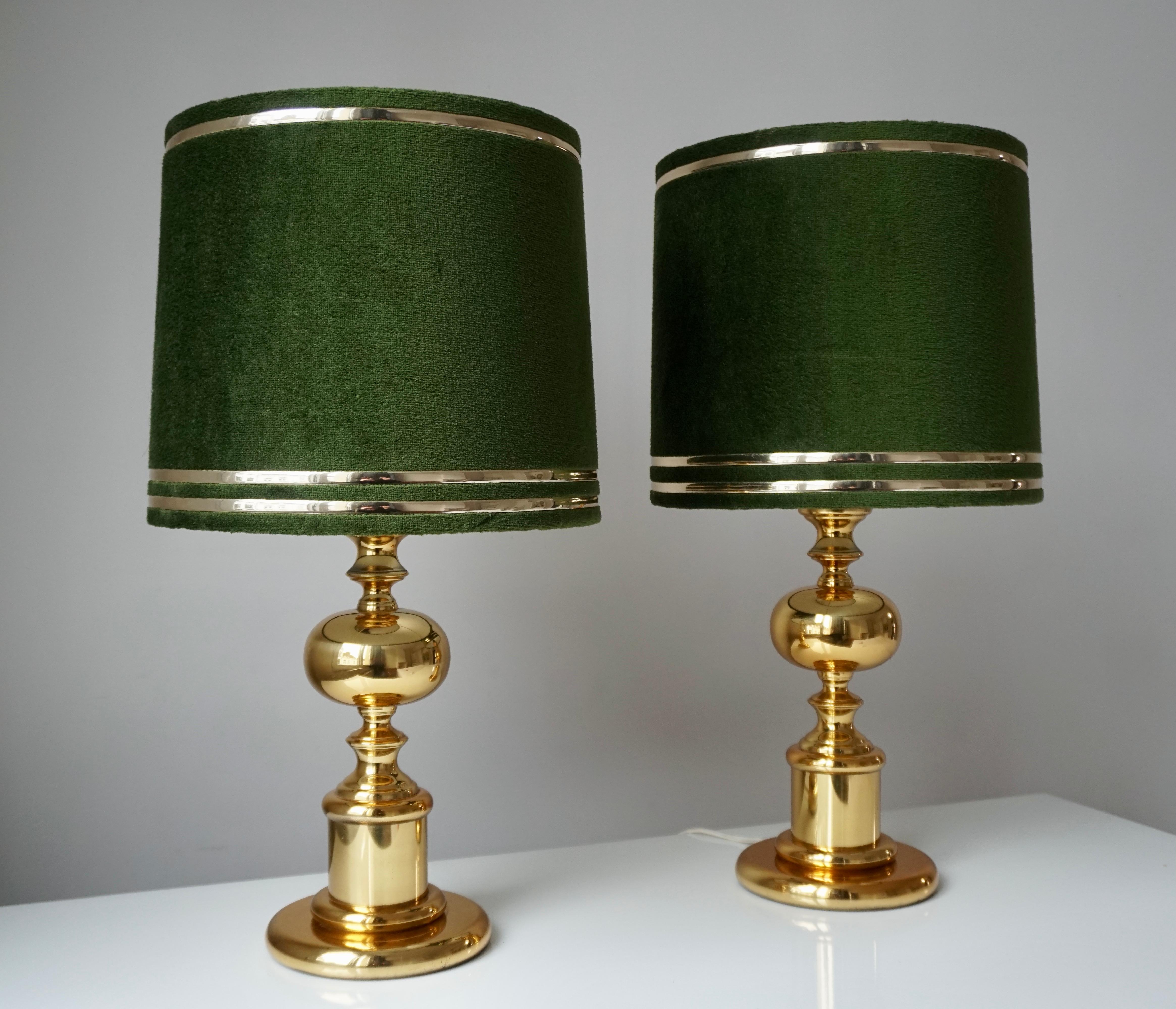 Atemberaubendes Paar 1970er Jahre moderne gut gemacht Messing und grünem Samt Tischlampen. 

Maße: Höhe 64 cm.
Durchmesser 36 cm.