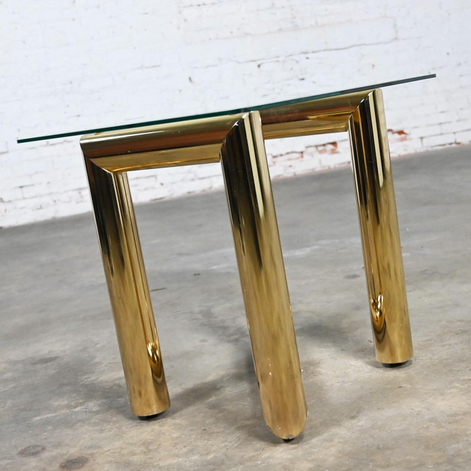 Table d'appoint ou d'extrémité en laiton des années 1970 avec plateau en verre carré style Karl Springer en vente 2