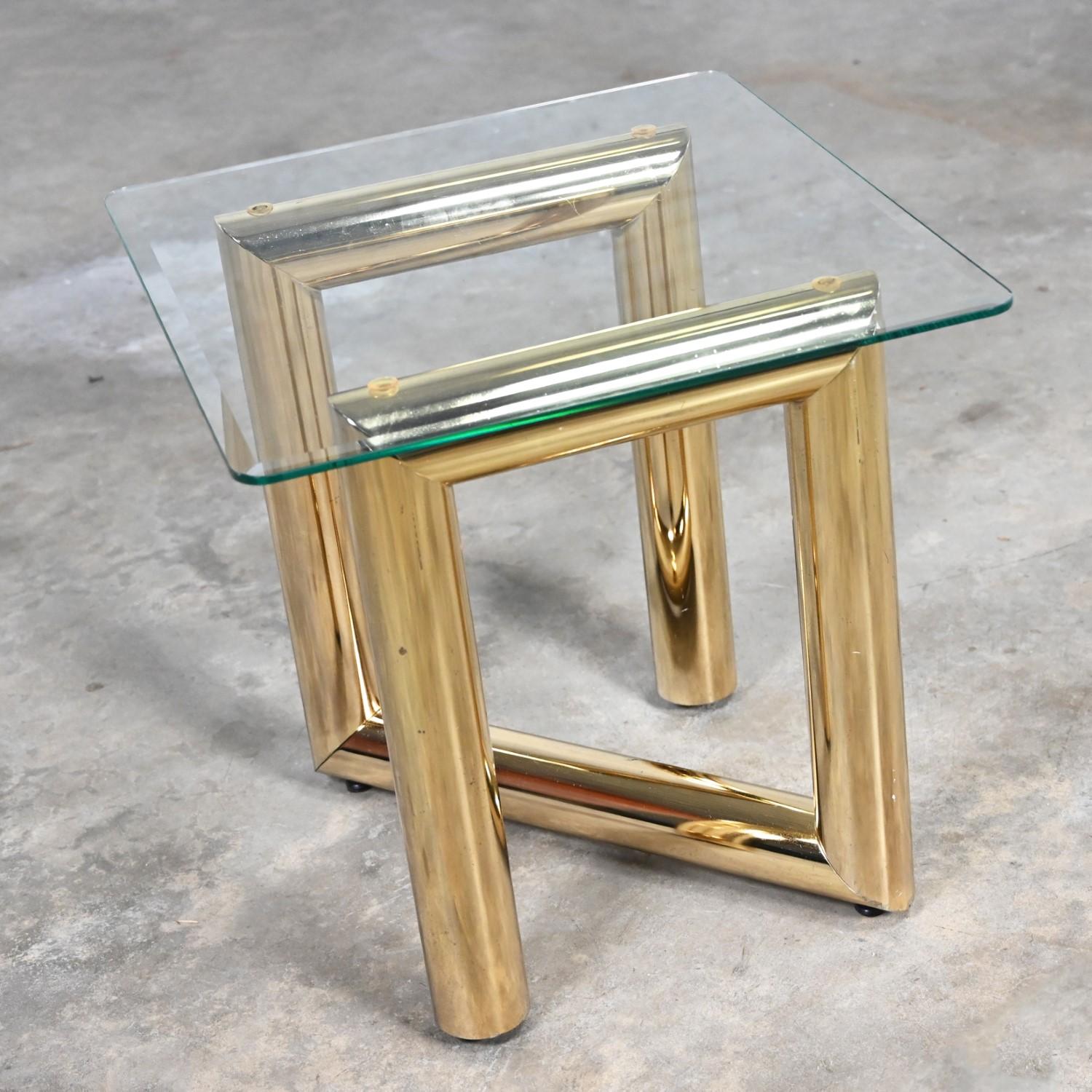 Table d'appoint ou d'extrémité en laiton des années 1970 avec plateau en verre carré style Karl Springer en vente 3