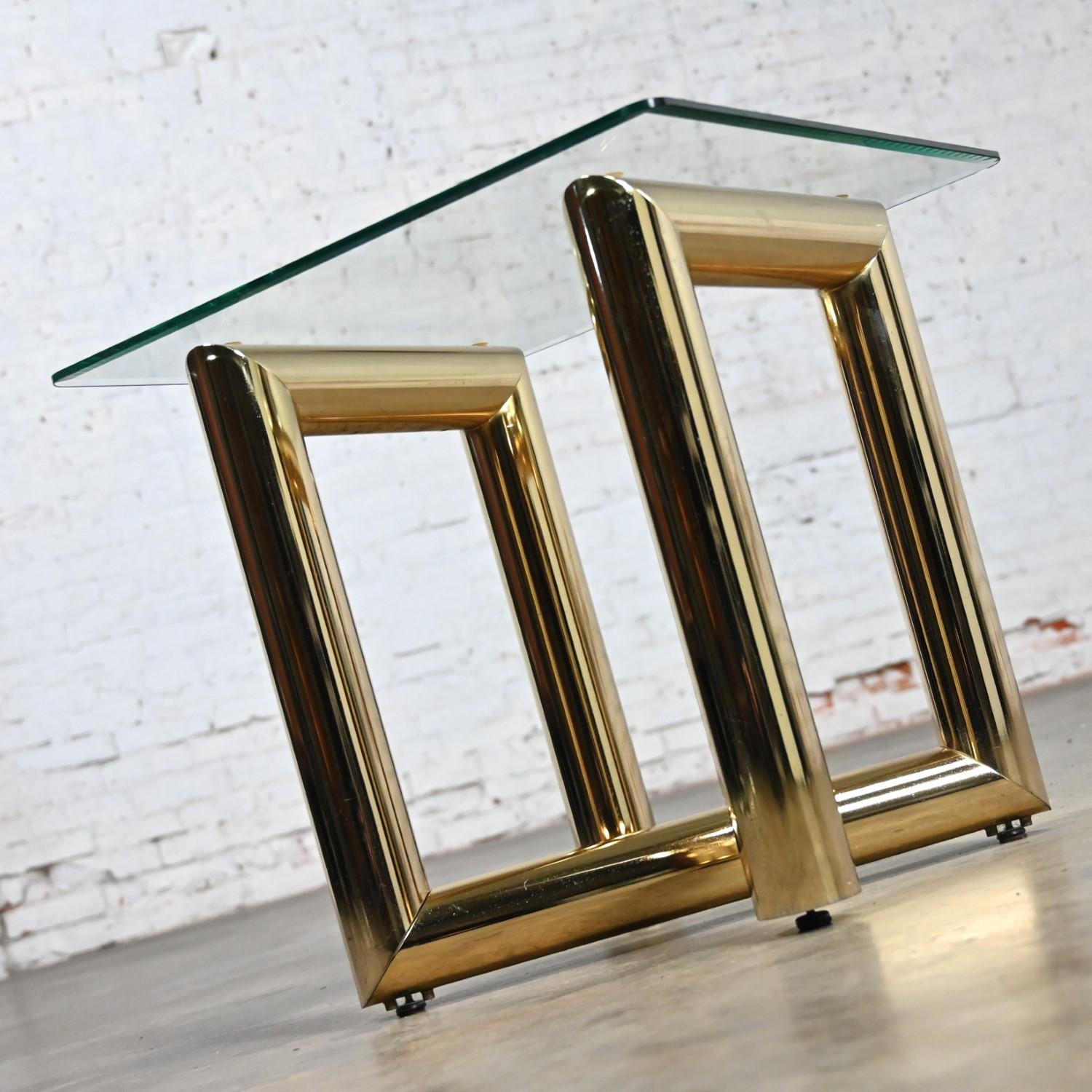 Table d'appoint ou d'extrémité en laiton des années 1970 avec plateau en verre carré style Karl Springer en vente 4