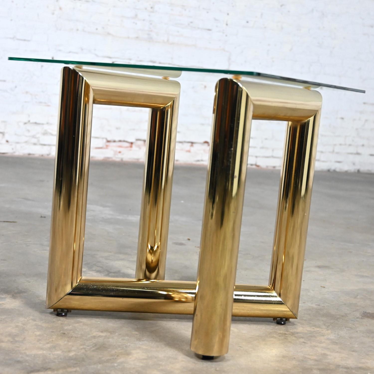Moderne Table d'appoint ou d'extrémité en laiton des années 1970 avec plateau en verre carré style Karl Springer en vente
