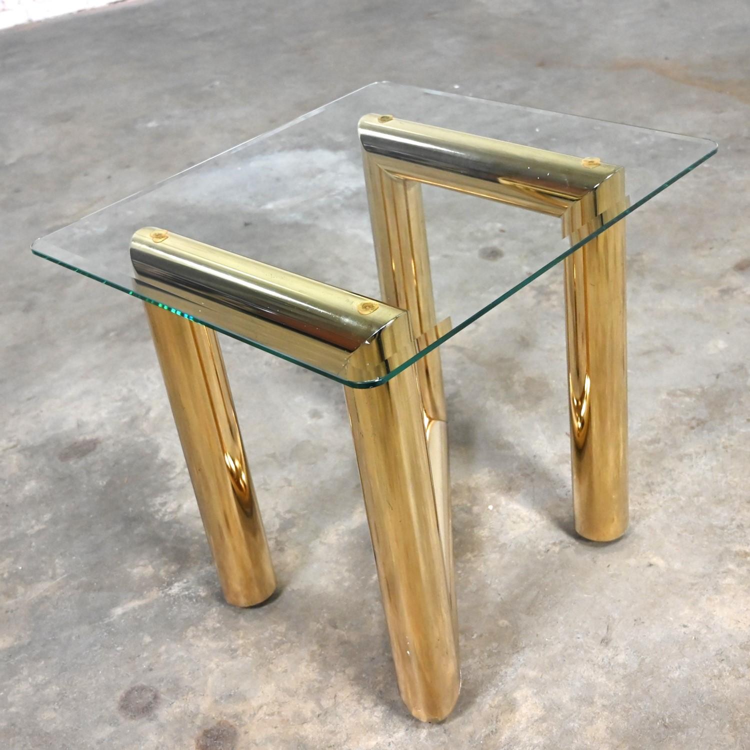 Inconnu Table d'appoint ou d'extrémité en laiton des années 1970 avec plateau en verre carré style Karl Springer en vente