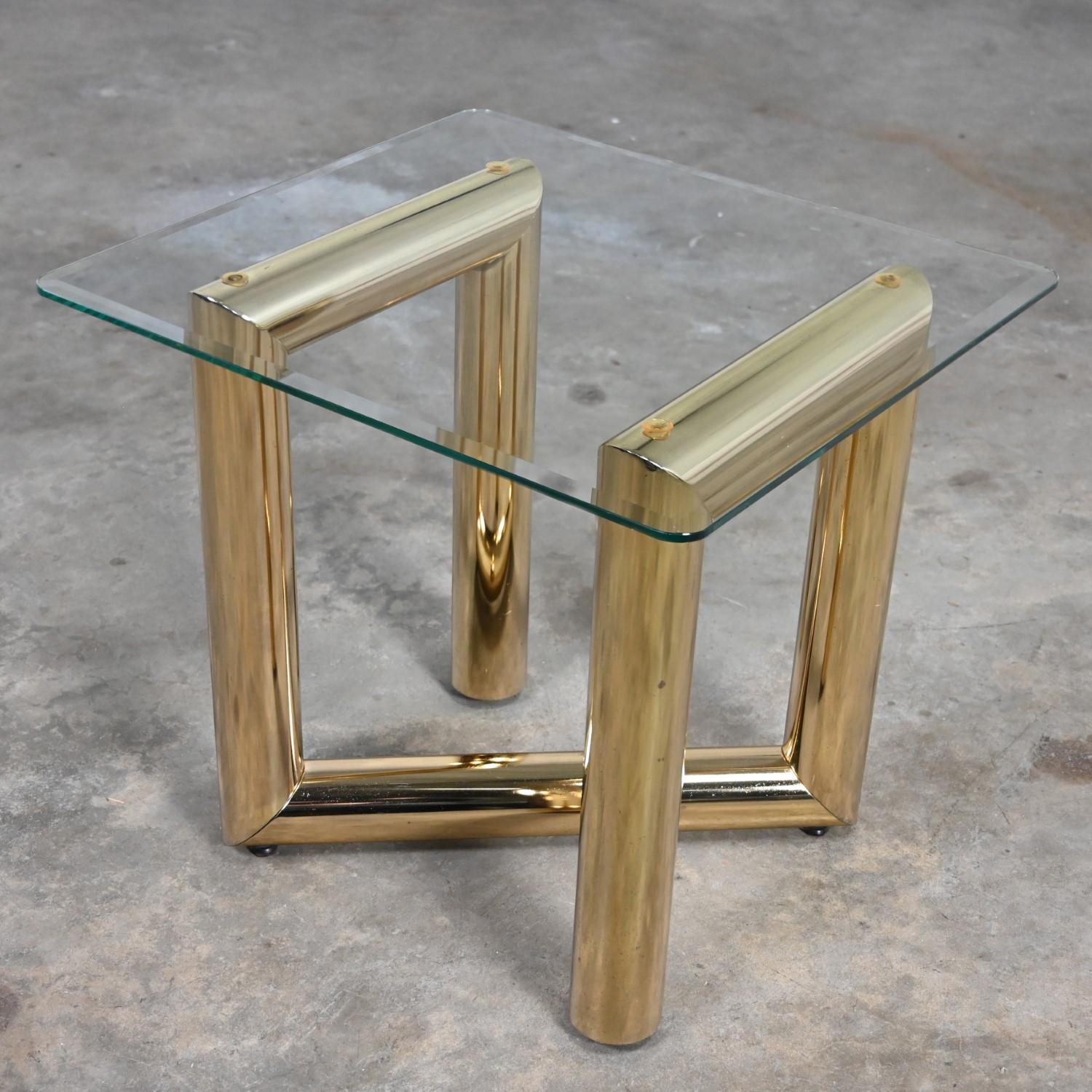 Fin du 20e siècle Table d'appoint ou d'extrémité en laiton des années 1970 avec plateau en verre carré style Karl Springer en vente