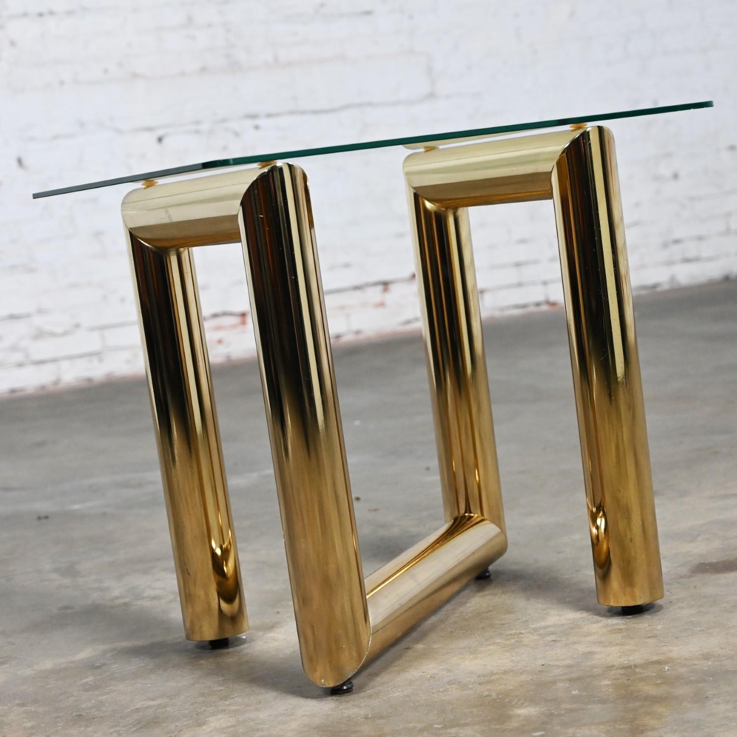 Laiton Table d'appoint ou d'extrémité en laiton des années 1970 avec plateau en verre carré style Karl Springer en vente