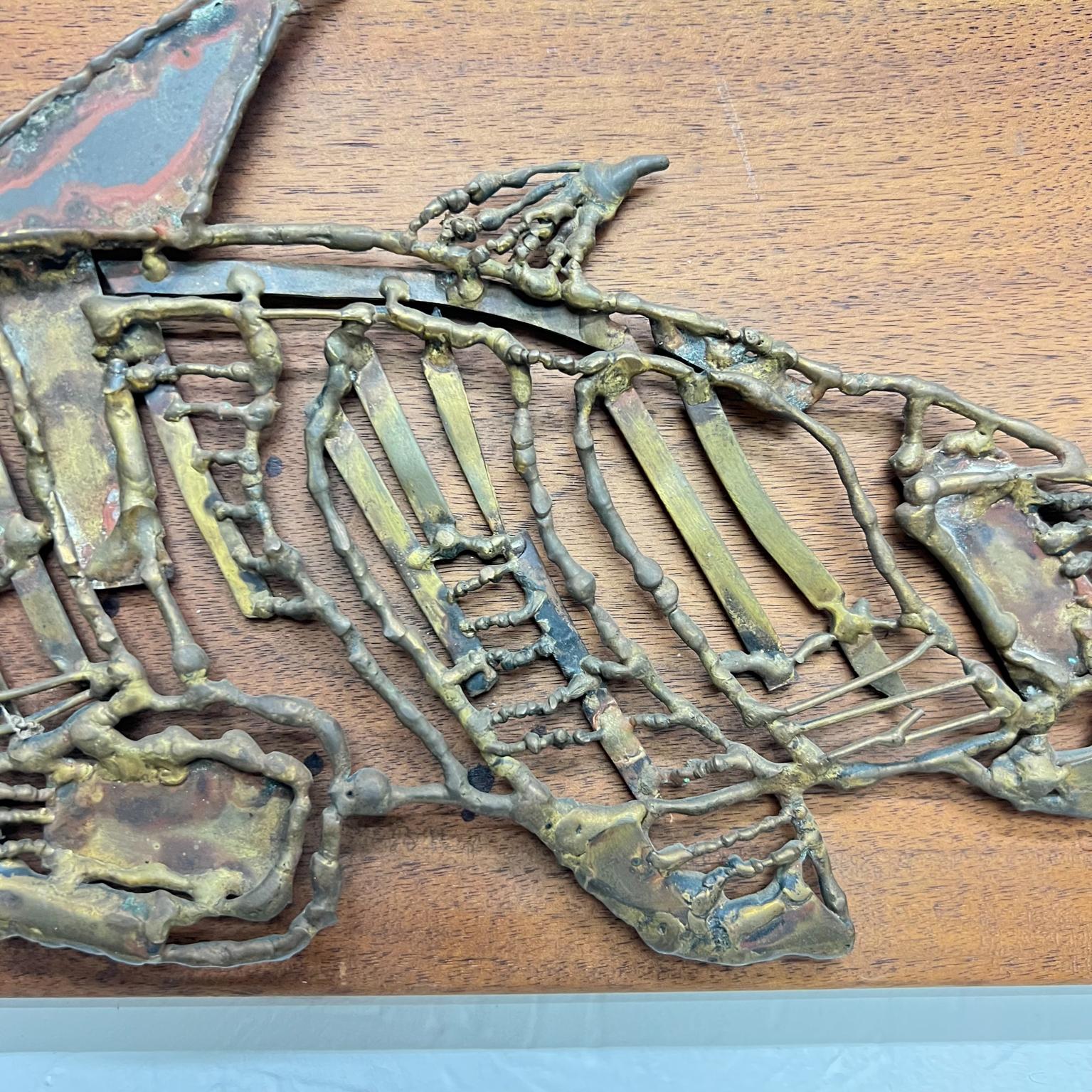1970s Modern Brutalist Wall Art Bronzed Metal Fish on Wood Plaque For Sale 5