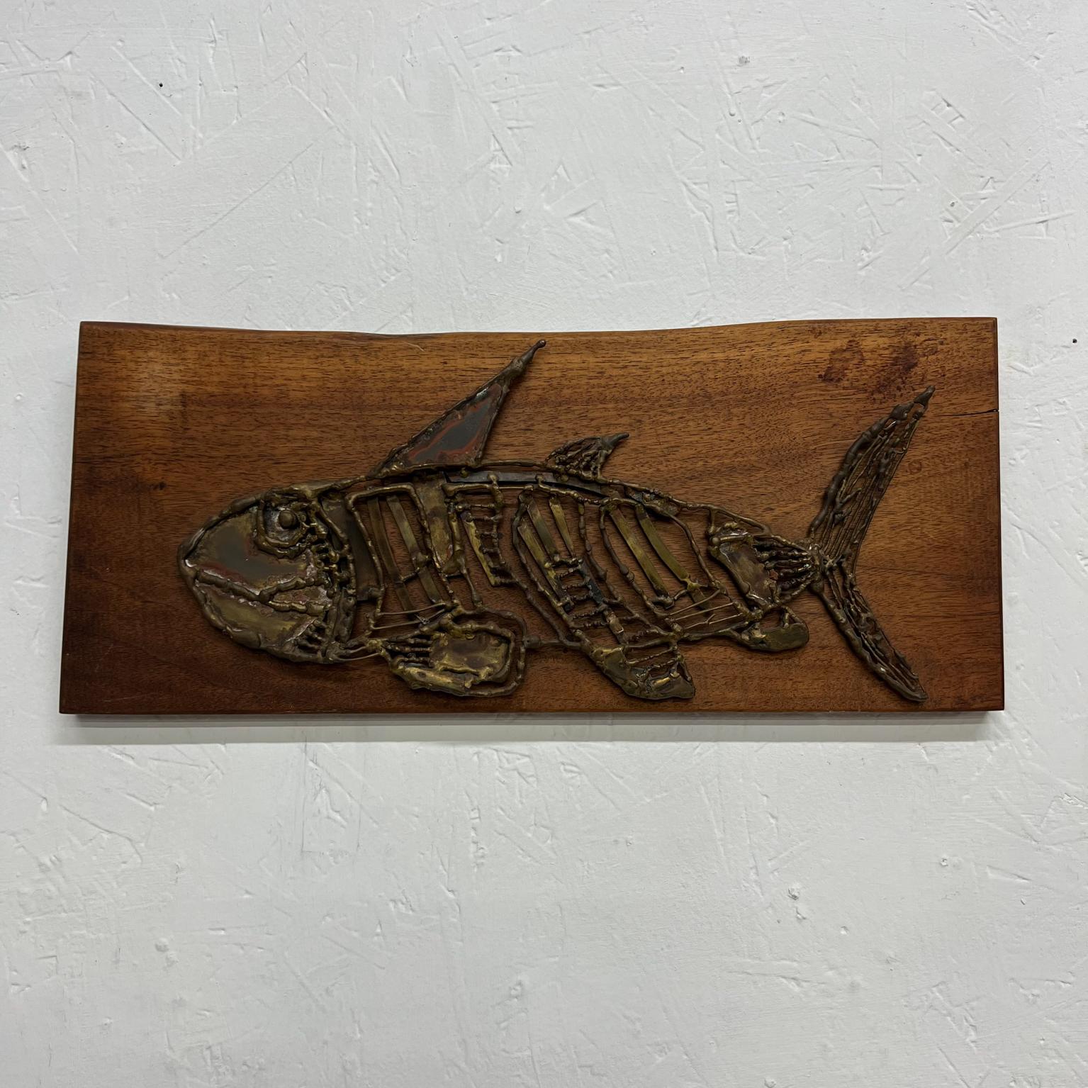 Mid-Century Modern Art mural brutaliste moderne des années 1970 - Poissons en métal bronzé sur plaque en bois en vente