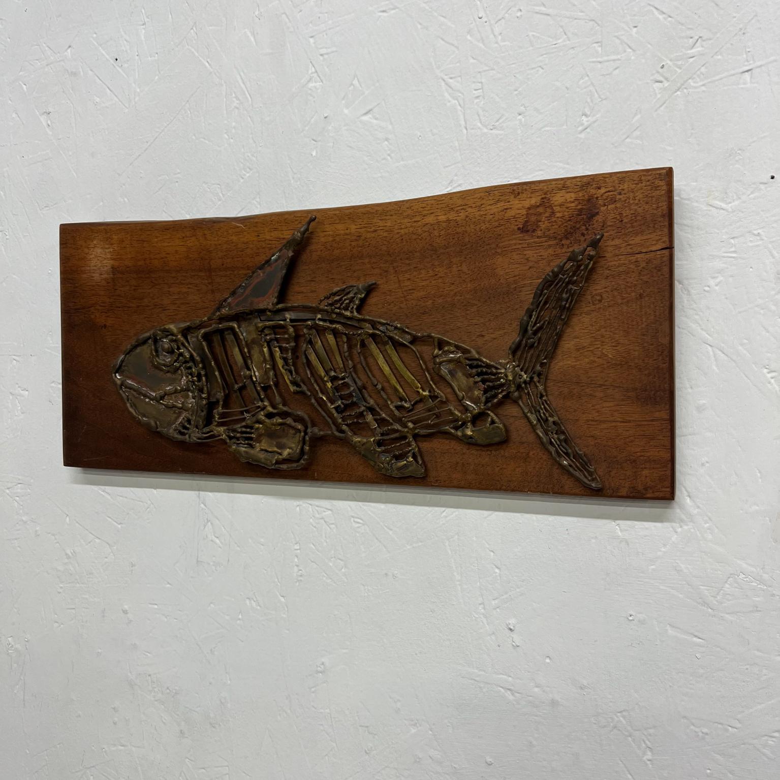 Fin du 20e siècle Art mural brutaliste moderne des années 1970 - Poissons en métal bronzé sur plaque en bois en vente