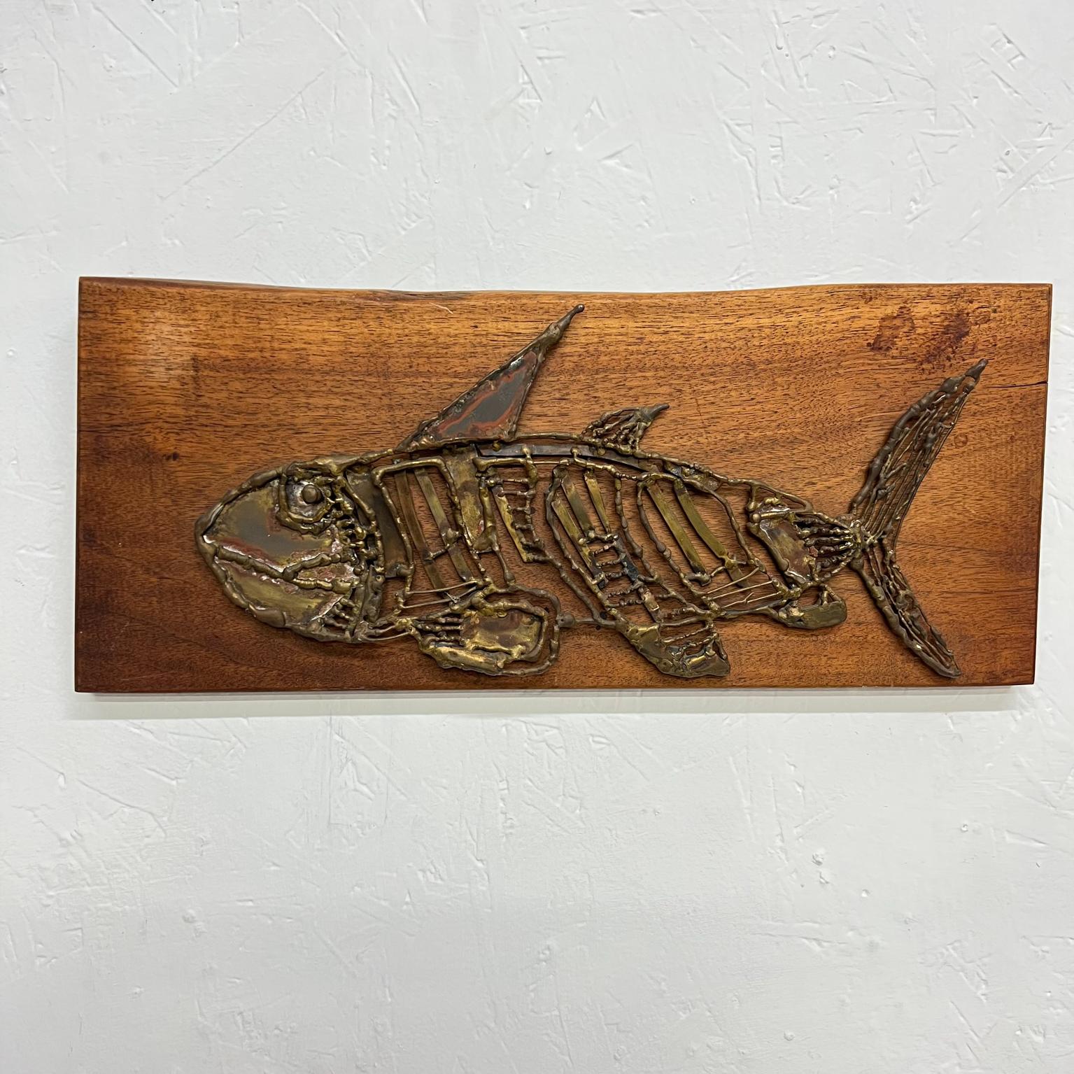 Art mural brutaliste moderne des années 1970 - Poissons en métal bronzé sur plaque en bois en vente 1