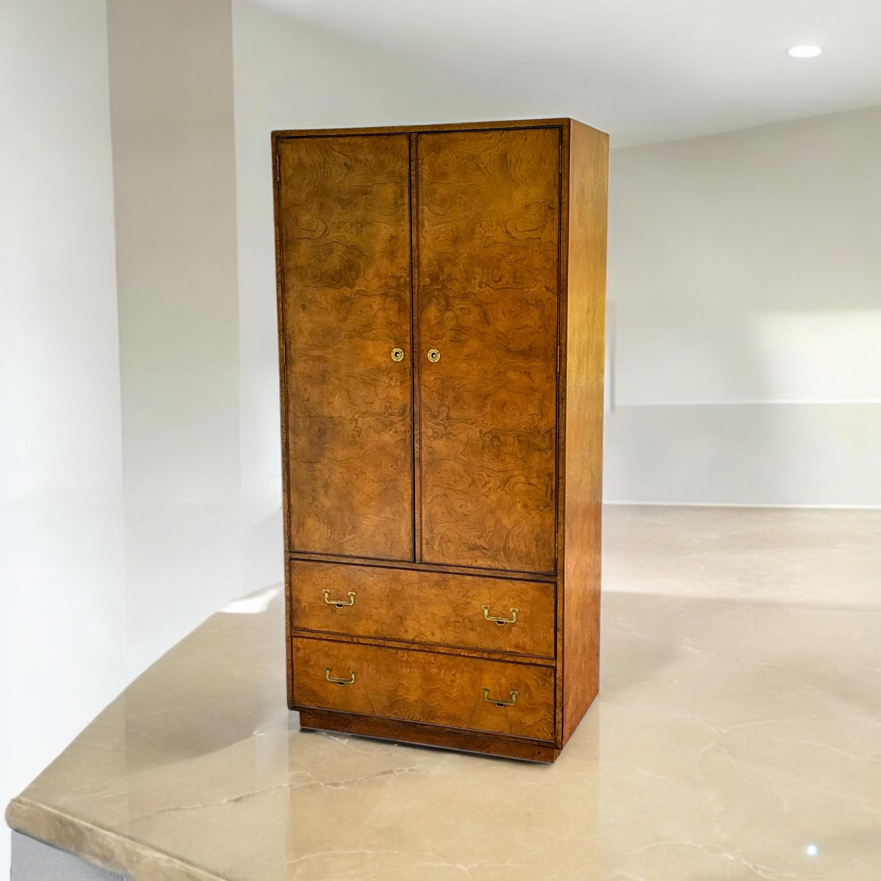 Dies ist ein moderner Herrenschrank aus Wurzelholz von John Widdicomb. Er stammt aus den 1970er Jahren und wurde in Grand Rapids, Michigan, hergestellt. Sie trägt die Aufschrift , und im Inneren befinden sich ein offener Raum und drei weitere