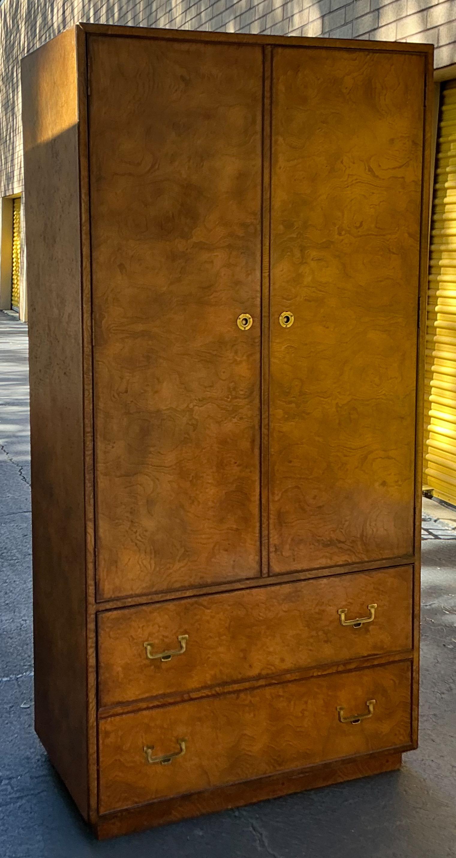 1970er Jahre Modern Burlwood Gentleman's Armoire / Kabinett von John Widdicomb (Moderne) im Angebot