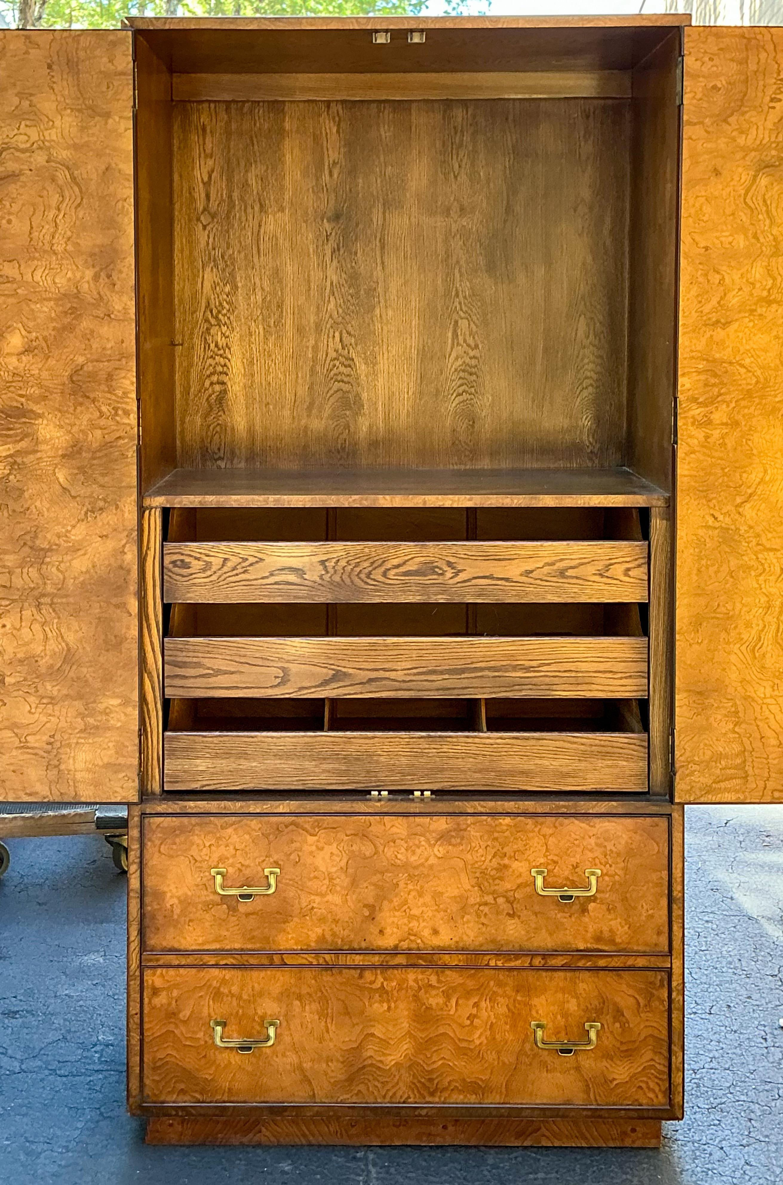 1970er Jahre Modern Burlwood Gentleman's Armoire / Kabinett von John Widdicomb im Zustand „Gut“ im Angebot in Kennesaw, GA