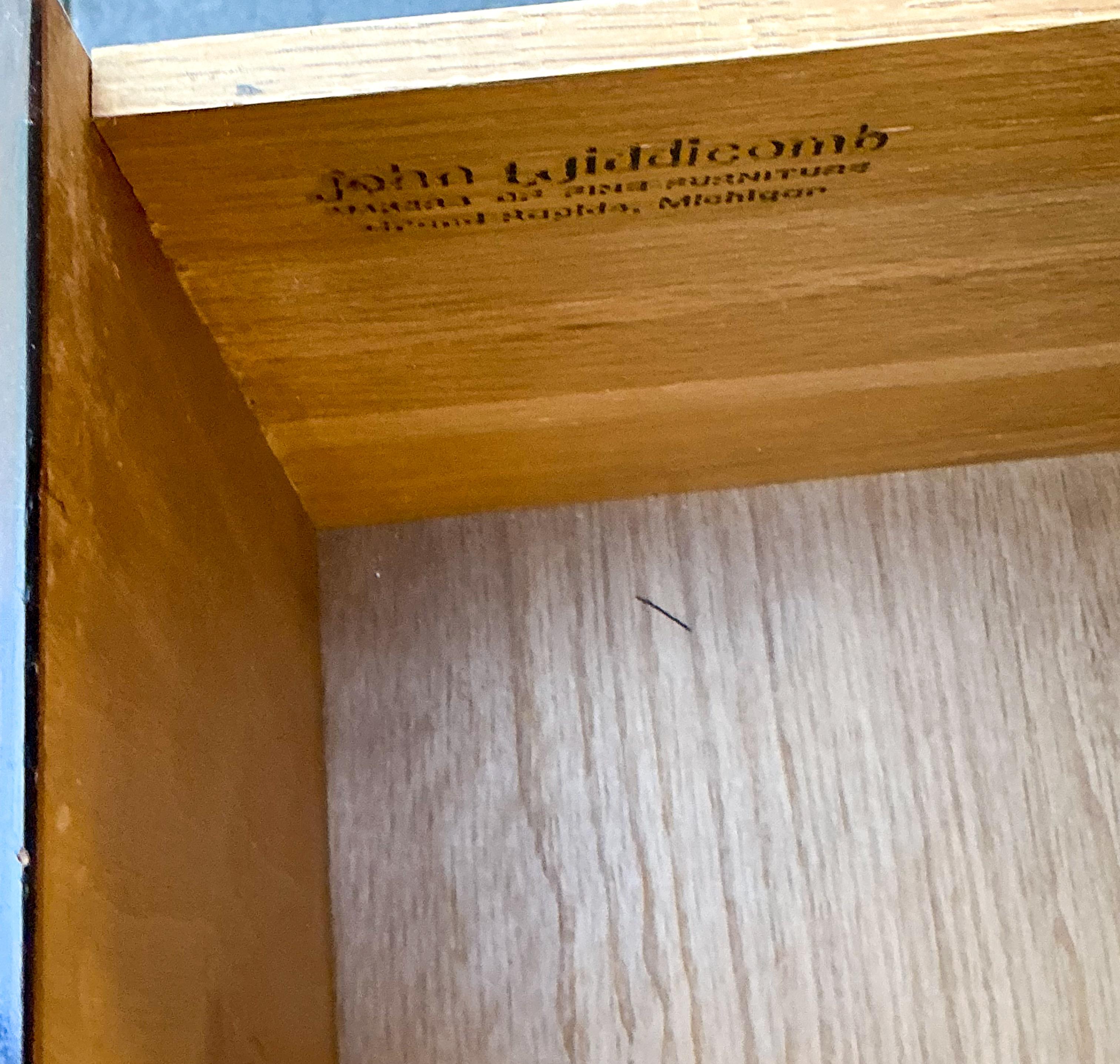 1970er Jahre Modern Burlwood Gentleman's Armoire / Kabinett von John Widdicomb (20. Jahrhundert) im Angebot