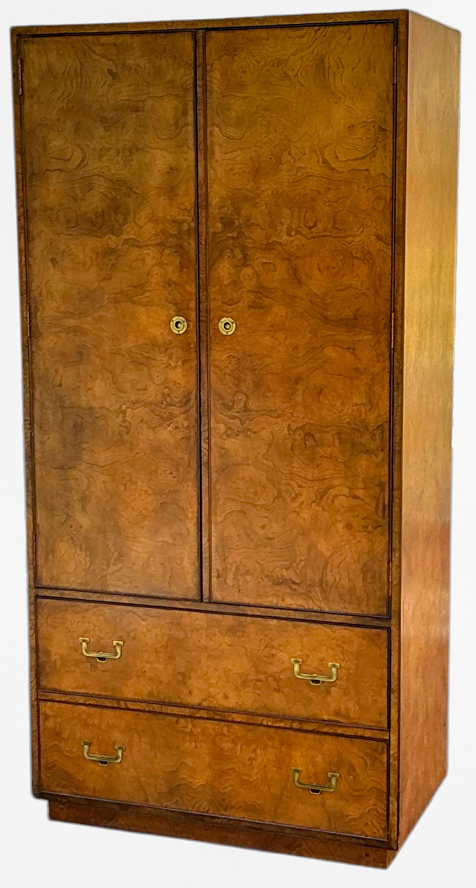 1970er Jahre Modern Burlwood Gentleman's Armoire / Kabinett von John Widdicomb (Messing) im Angebot