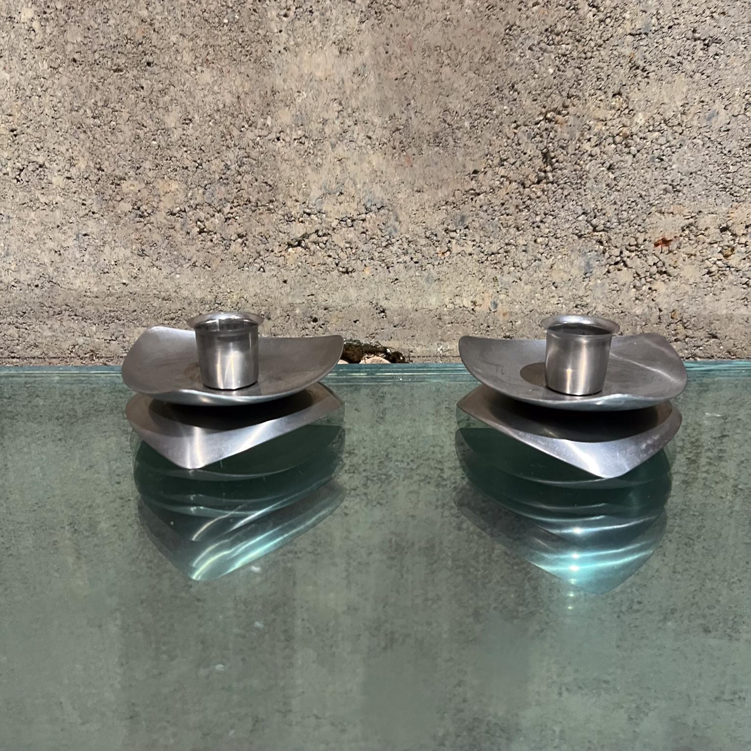 Vintage Modern Candle Holders Avon New York
Set of 2
3.5 diameter x 1.75 h/ candle 1 diameter
Stainless Steel
Stamped by maker
Preowned original vintage condition
Refer to images.