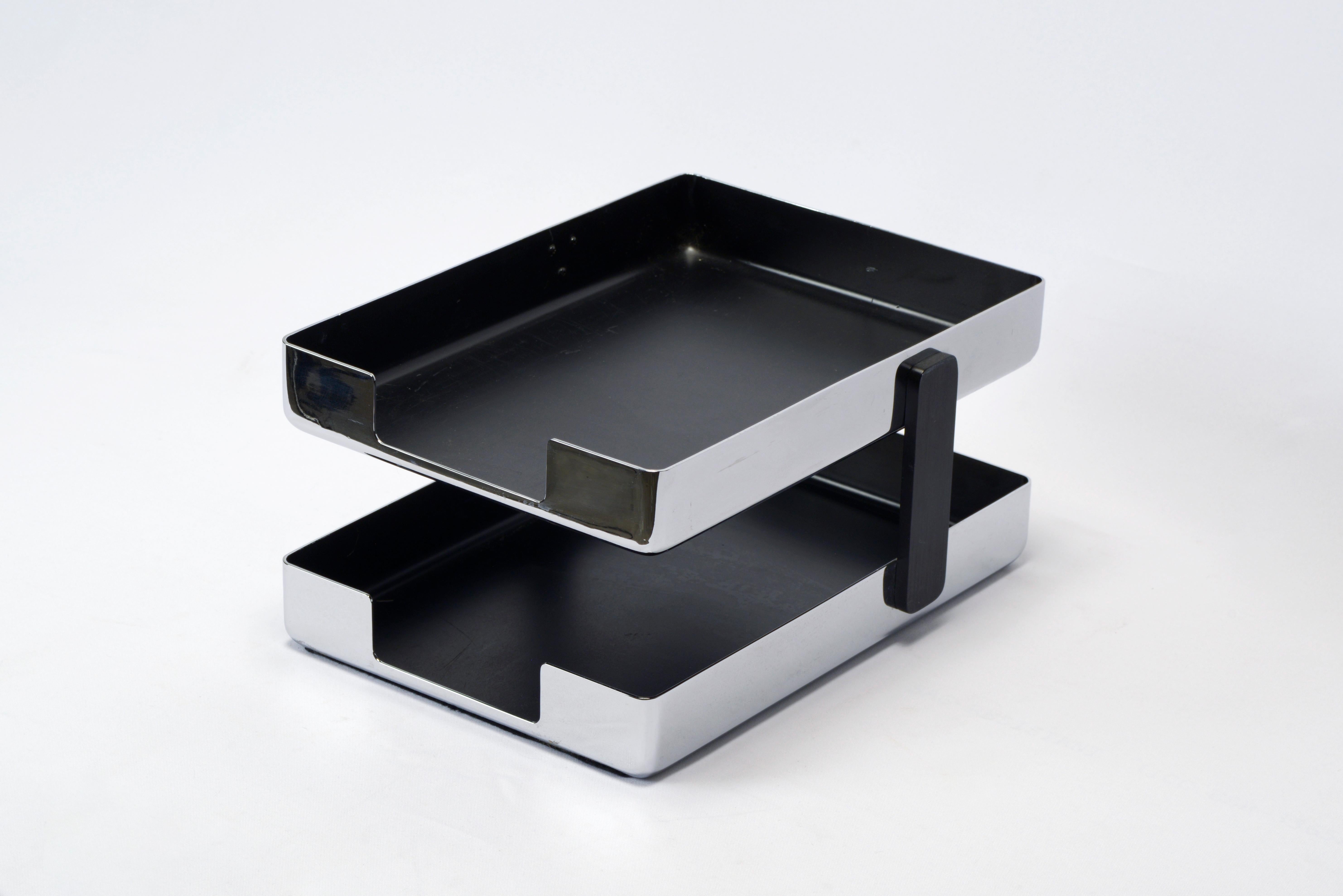 1970s modern desk tray designed by Metcor Los Angeles. Featuring two-tiers and a shiny chrome finish to keep your in-and-out papers organized and looking good. Uncommon find!

The unit is in very good vintage condition. Surface shows mild