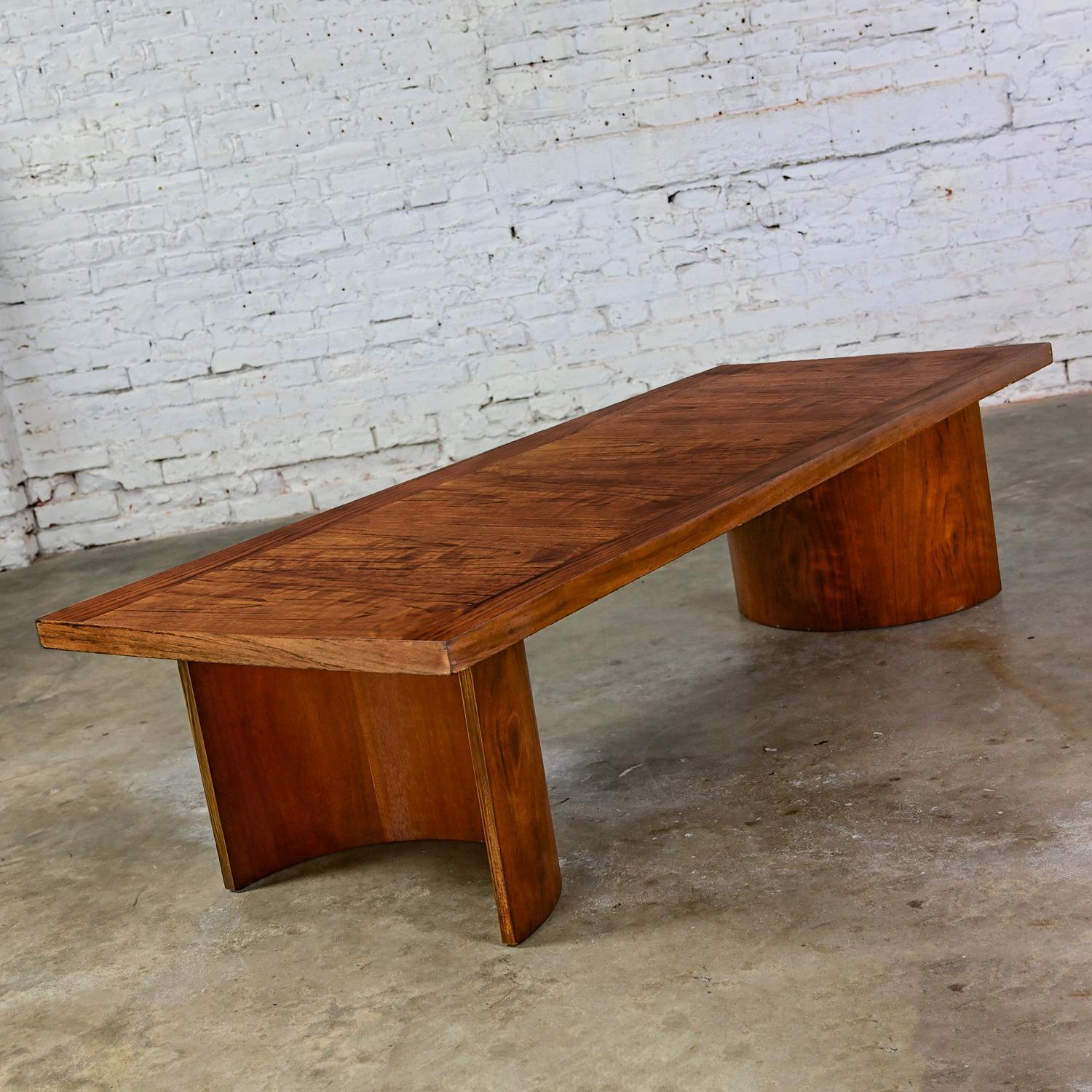 Gorgeous vintage Modern coffee table by Kroehler comprised of a walnut toned rectangle top and bentwood curved double U-shaped base. This piece is identified by markings & stamps on the underside plus archived research including online sources,