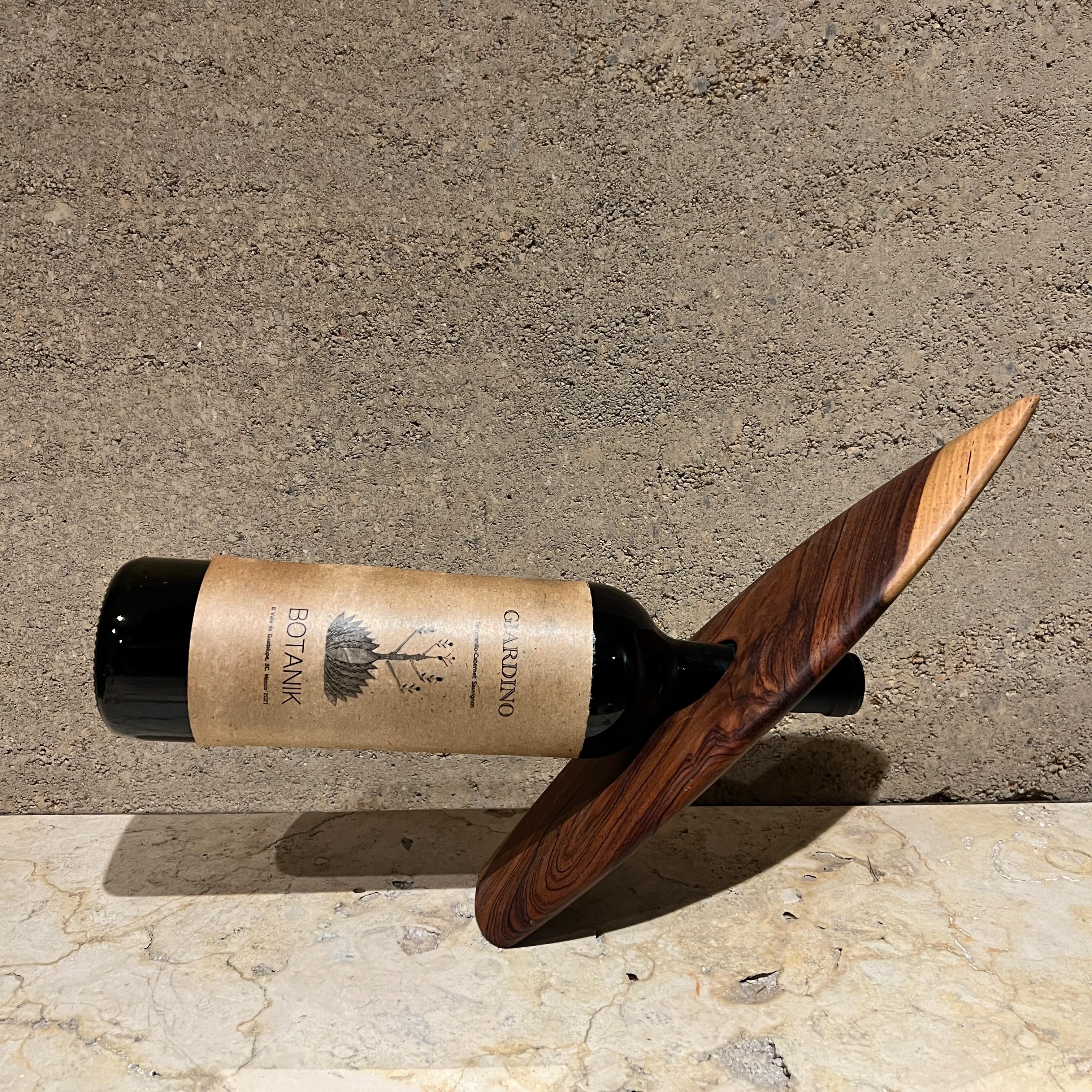 AMBIANIC presenta
Portabottiglie galleggiante in legno di design moderno degli anni '70 ispirato da Don Shoemaker
Portabottiglie in Wood bicolore. Portabottiglie singolo
12,75 x 4,38 x .75
Condizioni d'epoca pre-possedute e non restaurate.
Vedere le