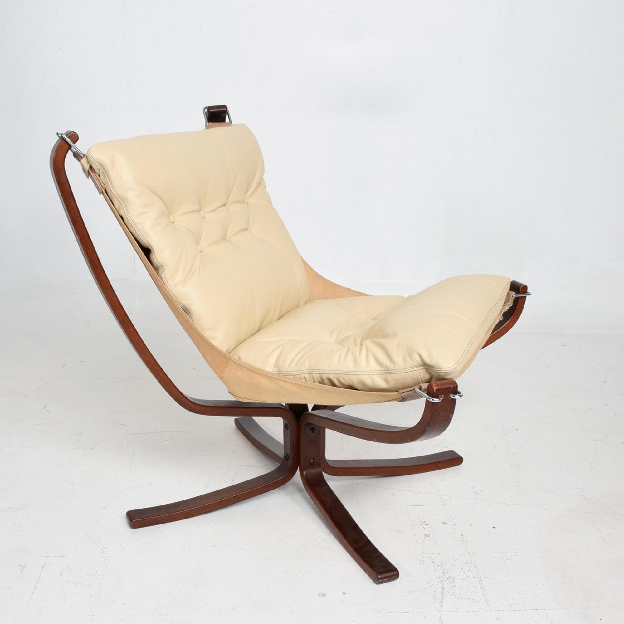 Classic Scandinavian Modern in a Mid-Century Modern falcon lounge chair by Sigurd Ressell for Vatne Møbler 1970 design, Norway.

New cushion in ivory leather. 

Measures: 33