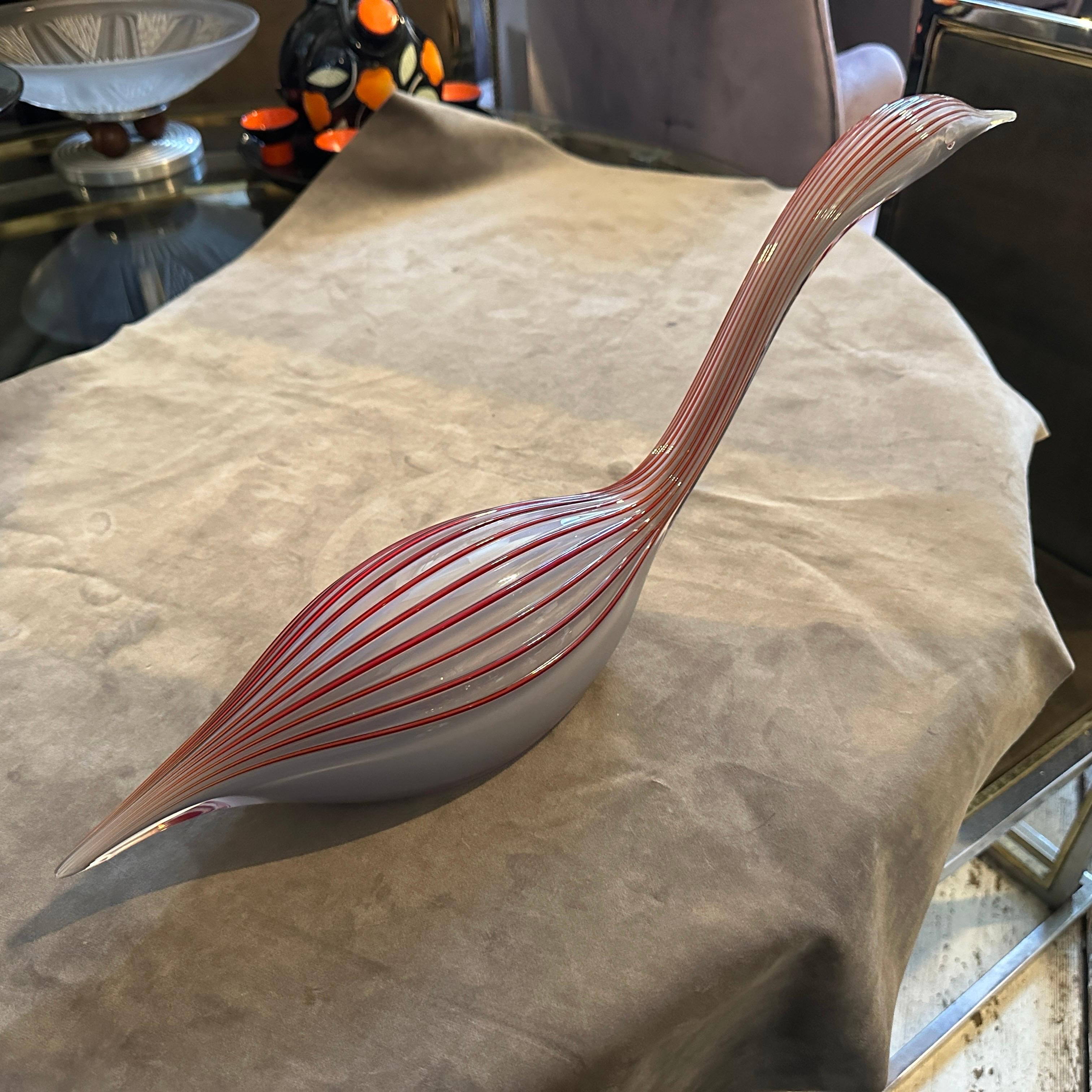 Scultura moderna degli anni '70 in vetro di Murano grigio e rosso raffigurante un'anatra di Seguso in vendita 3