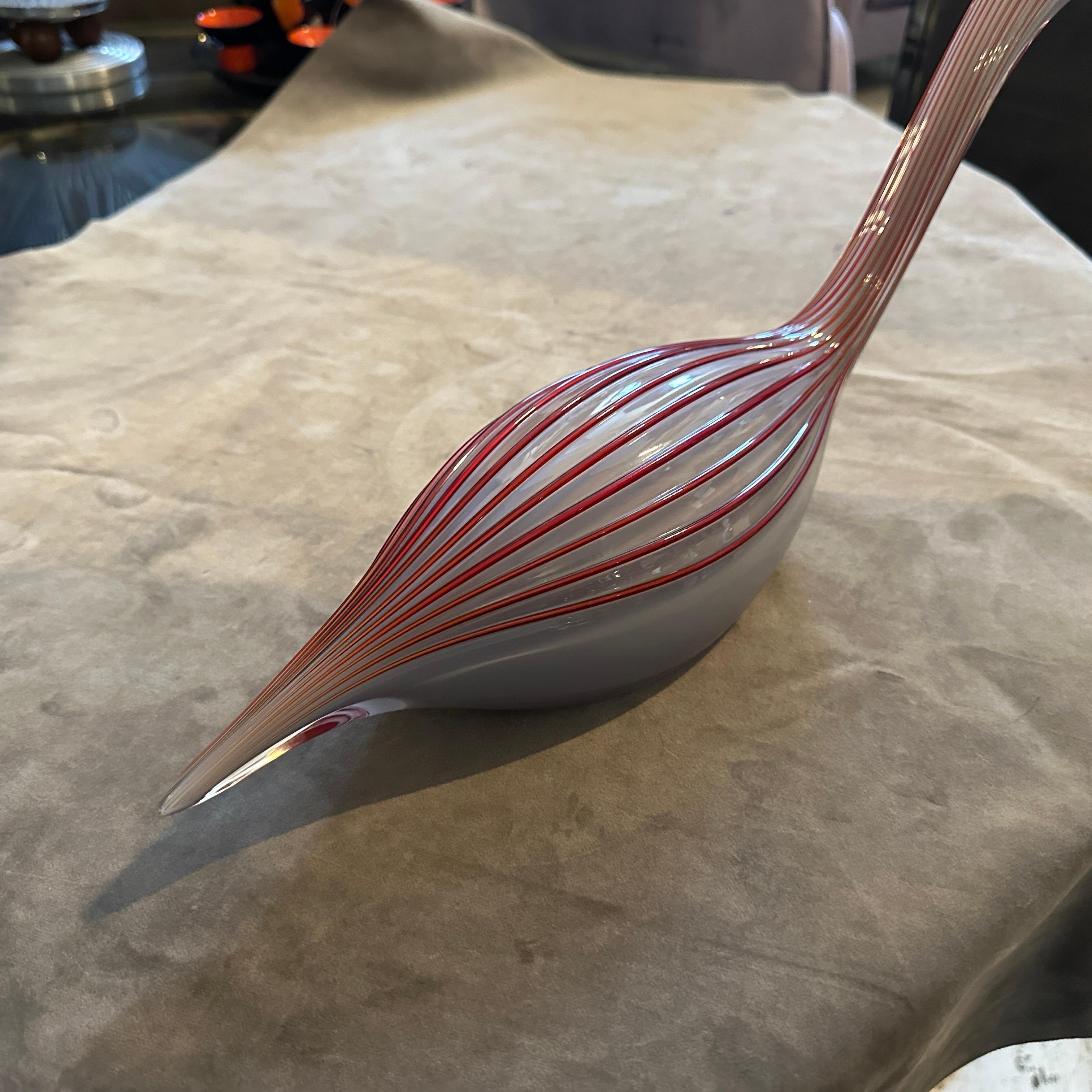 Scultura moderna degli anni '70 in vetro di Murano grigio e rosso raffigurante un'anatra di Seguso in vendita 4