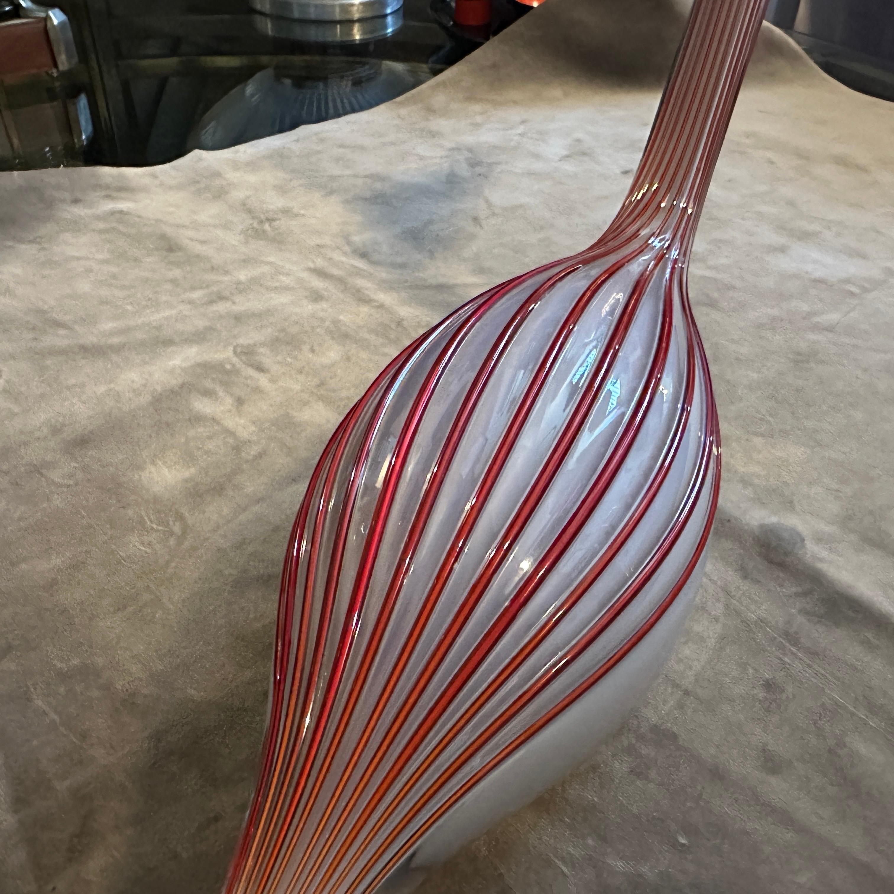 Fatto a mano Scultura moderna degli anni '70 in vetro di Murano grigio e rosso raffigurante un'anatra di Seguso in vendita