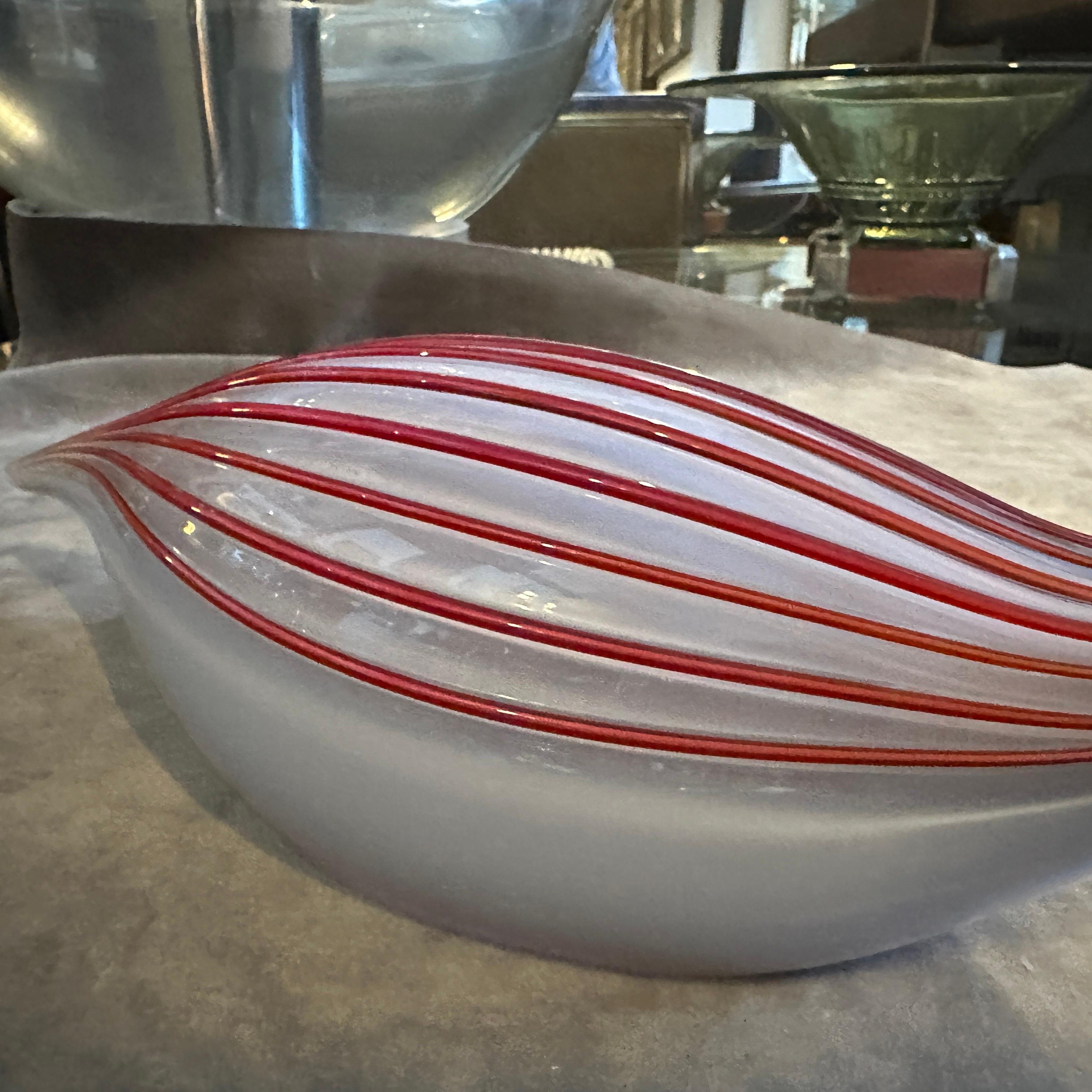 XX secolo Scultura moderna degli anni '70 in vetro di Murano grigio e rosso raffigurante un'anatra di Seguso in vendita