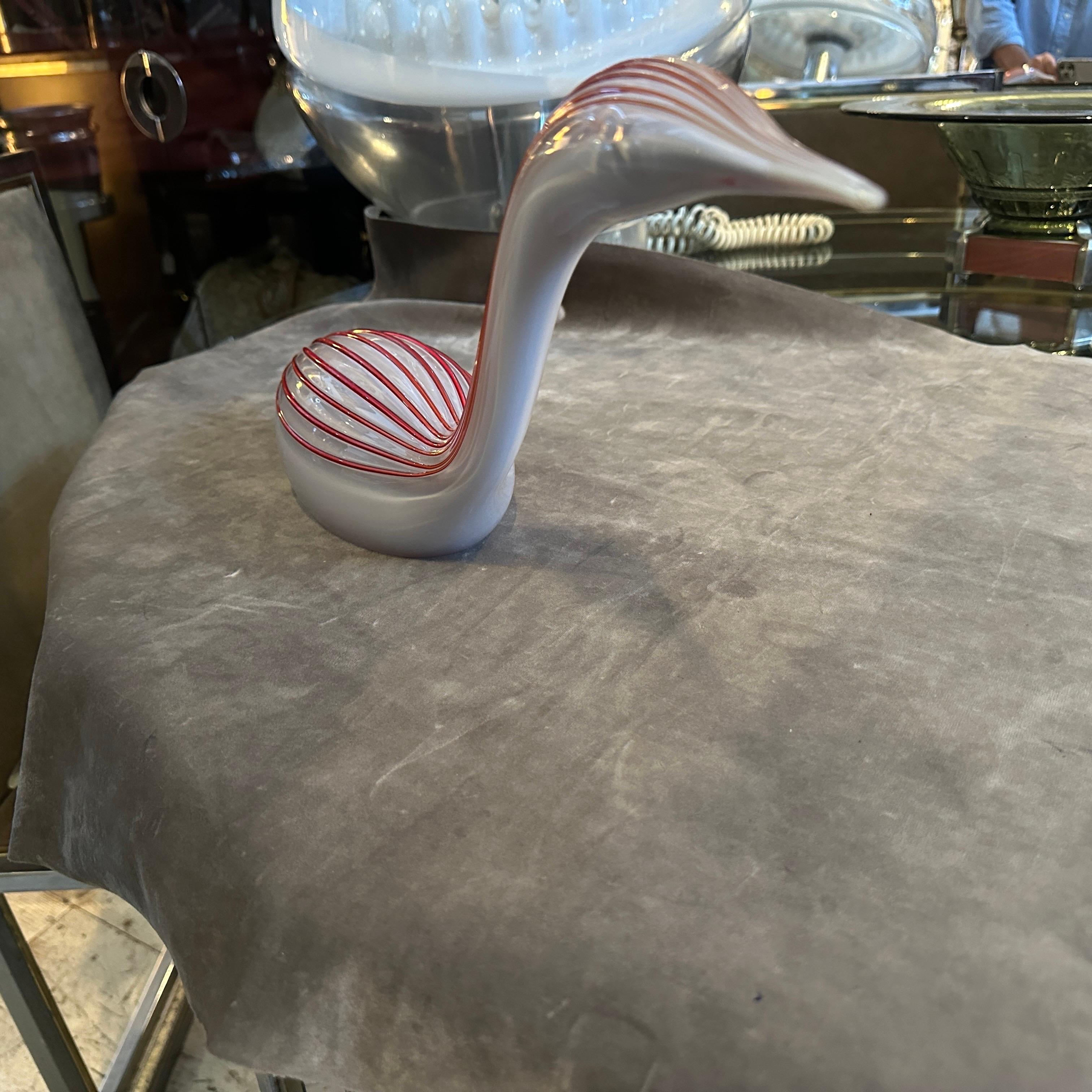 Vetro di Murano Scultura moderna degli anni '70 in vetro di Murano grigio e rosso raffigurante un'anatra di Seguso in vendita