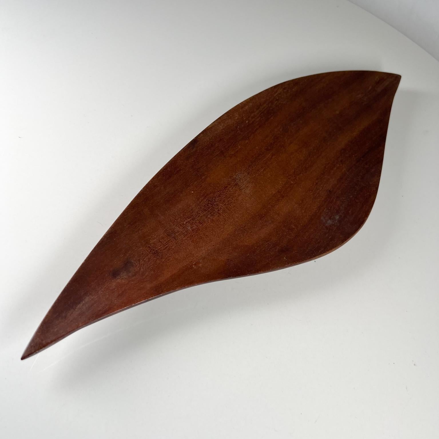 1970s modern Haiti sculptural dish wood tray organic form.
Stamped numbered.
15.75 x 5.13 x 1 tall
Unrestored original vintage
See images provided.
