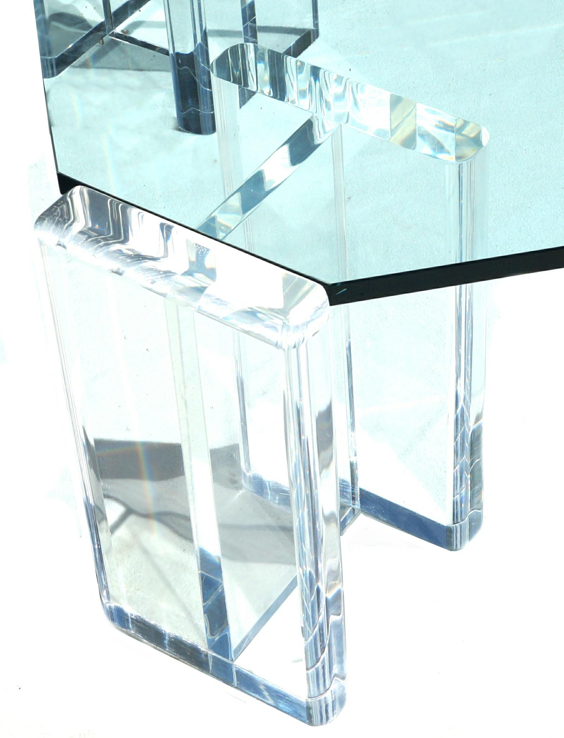Lucite Table basse moderne Hollywood Regency des années 1970 avec plateau en verre et lucite en vente