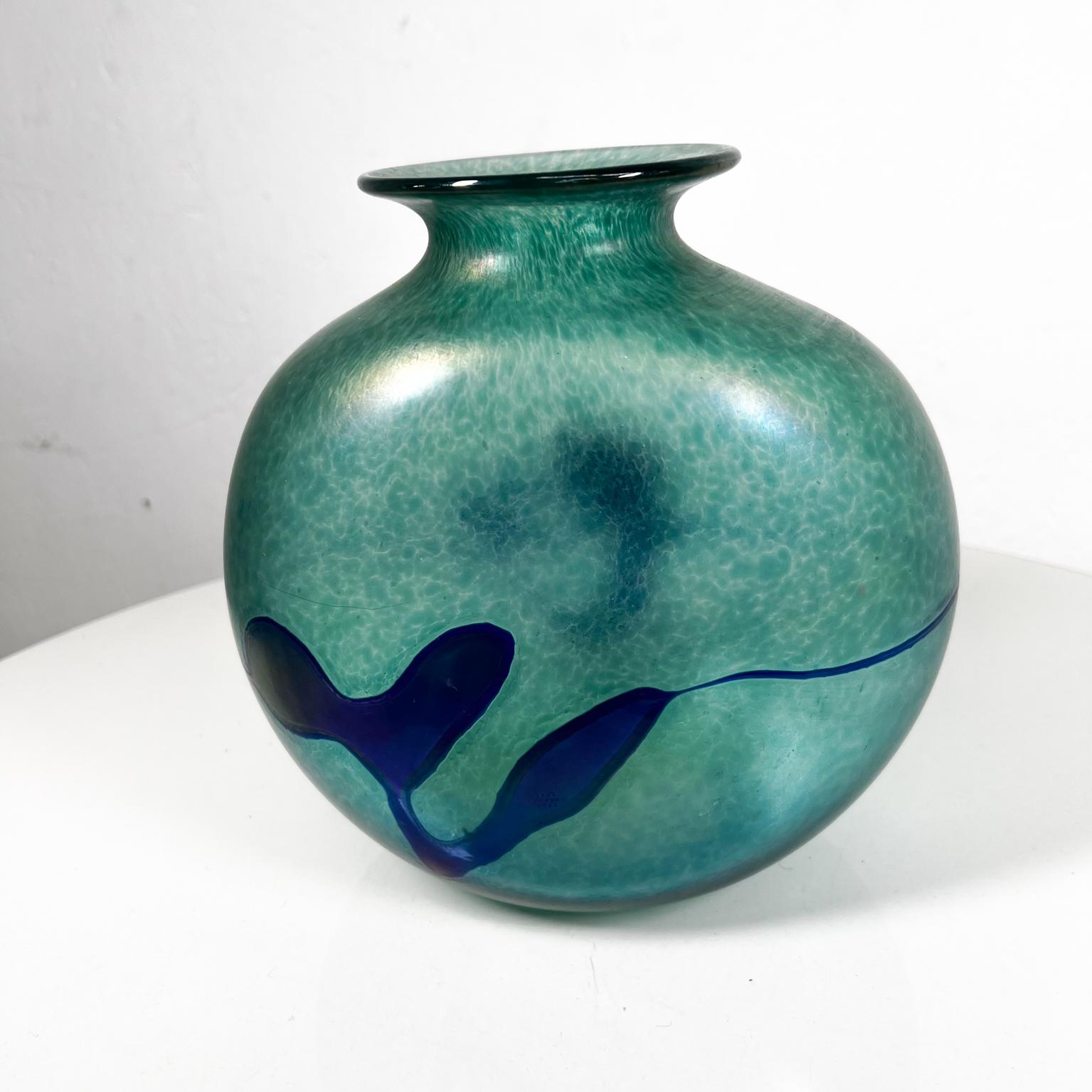 1970s Iridescent Green Art Glass Vase Robert Held Canada In Good Condition For Sale In Chula Vista, CA