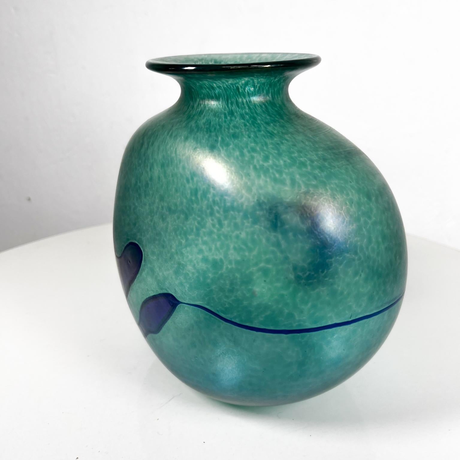 1970s Iridescent Green Art Glass Vase Robert Held Canada In Good Condition For Sale In Chula Vista, CA