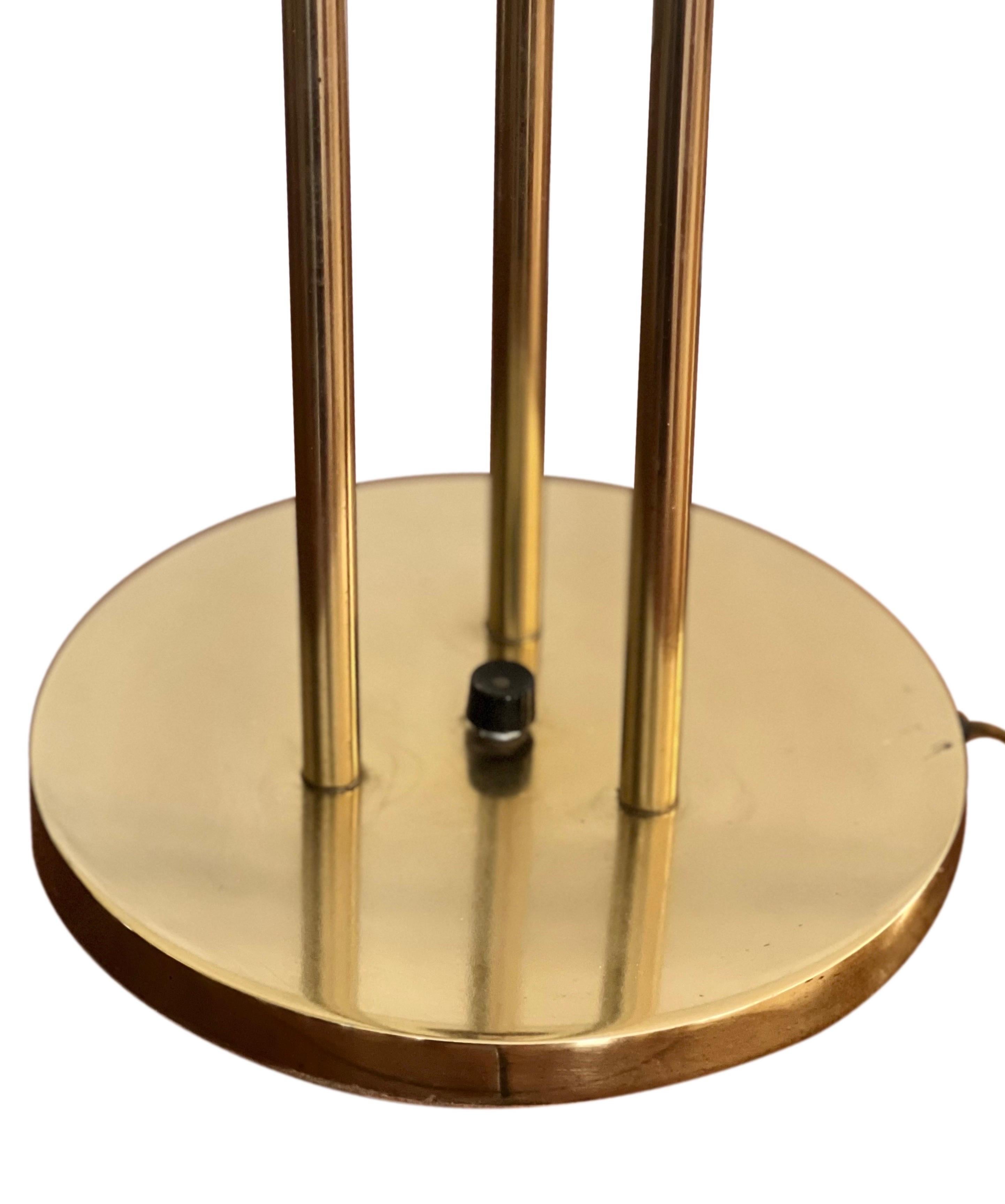 Lampe de table italienne moderne de l'ère spatiale des années 1970 en laiton et lucite en vente 5