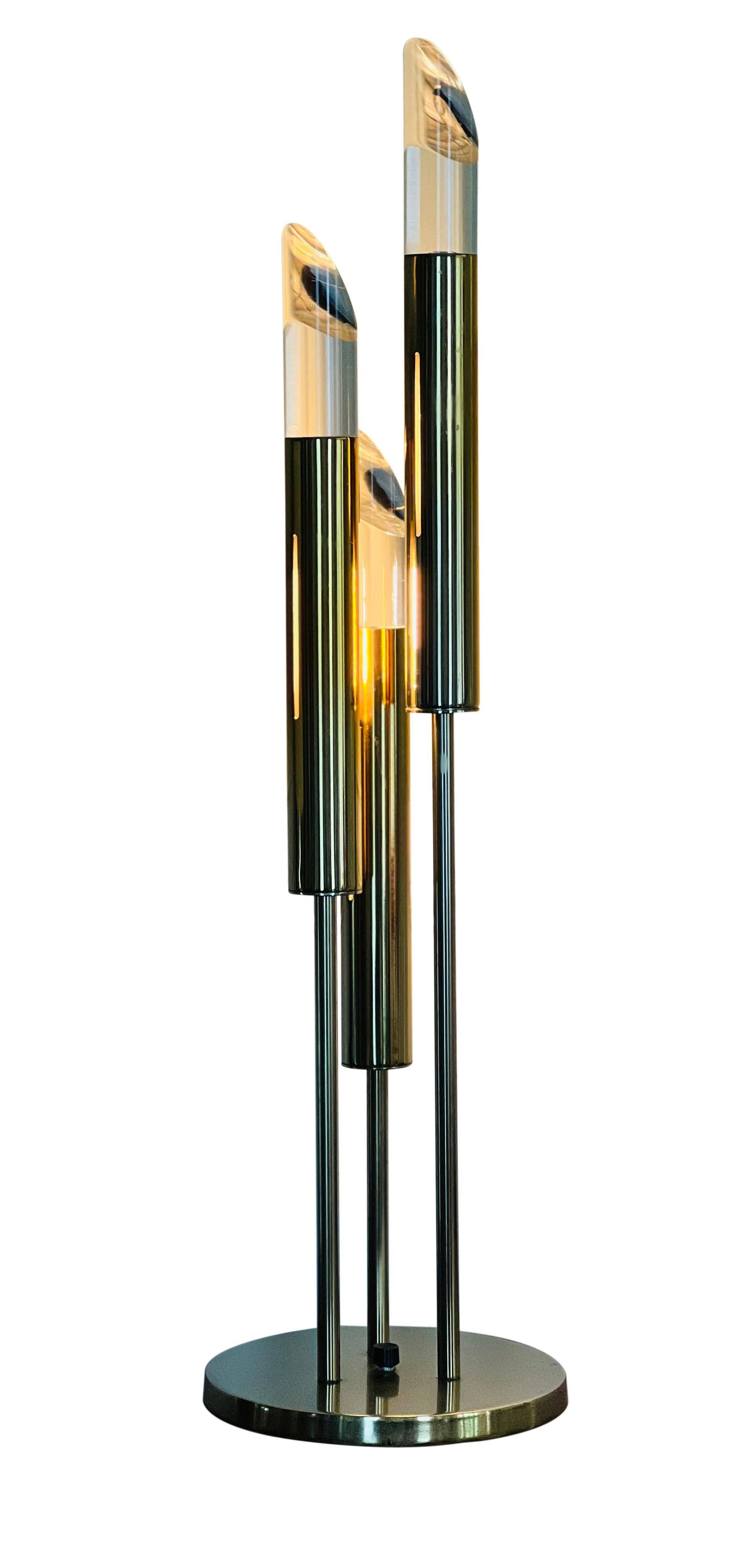 Lucite Lampe de bureau italienne moderne en laiton et lucite de l'ère spatiale des années 1970 en vente