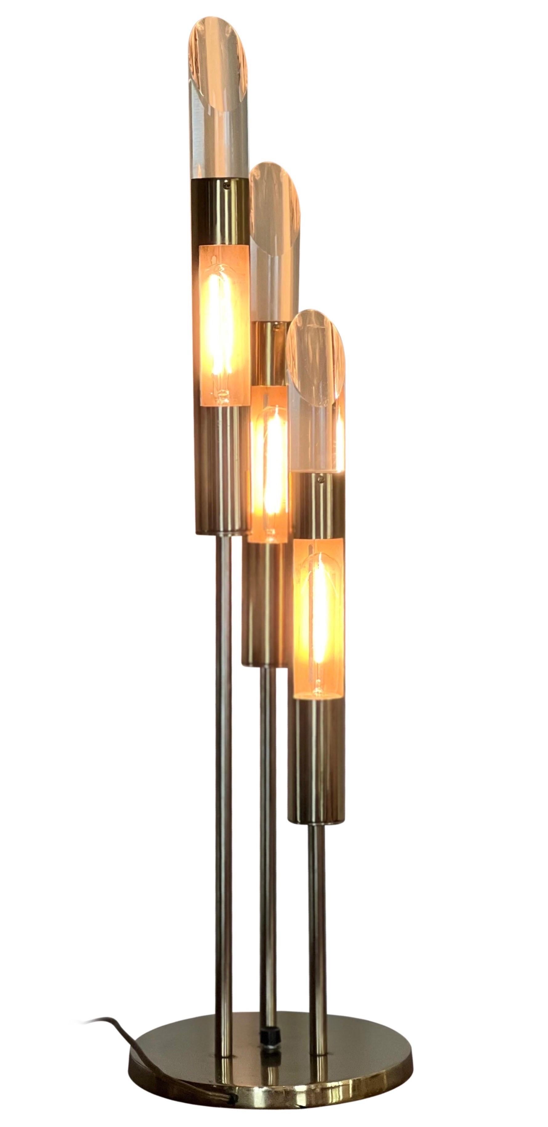 Lampe de table italienne moderne de l'ère spatiale des années 1970 en laiton et lucite en vente 1