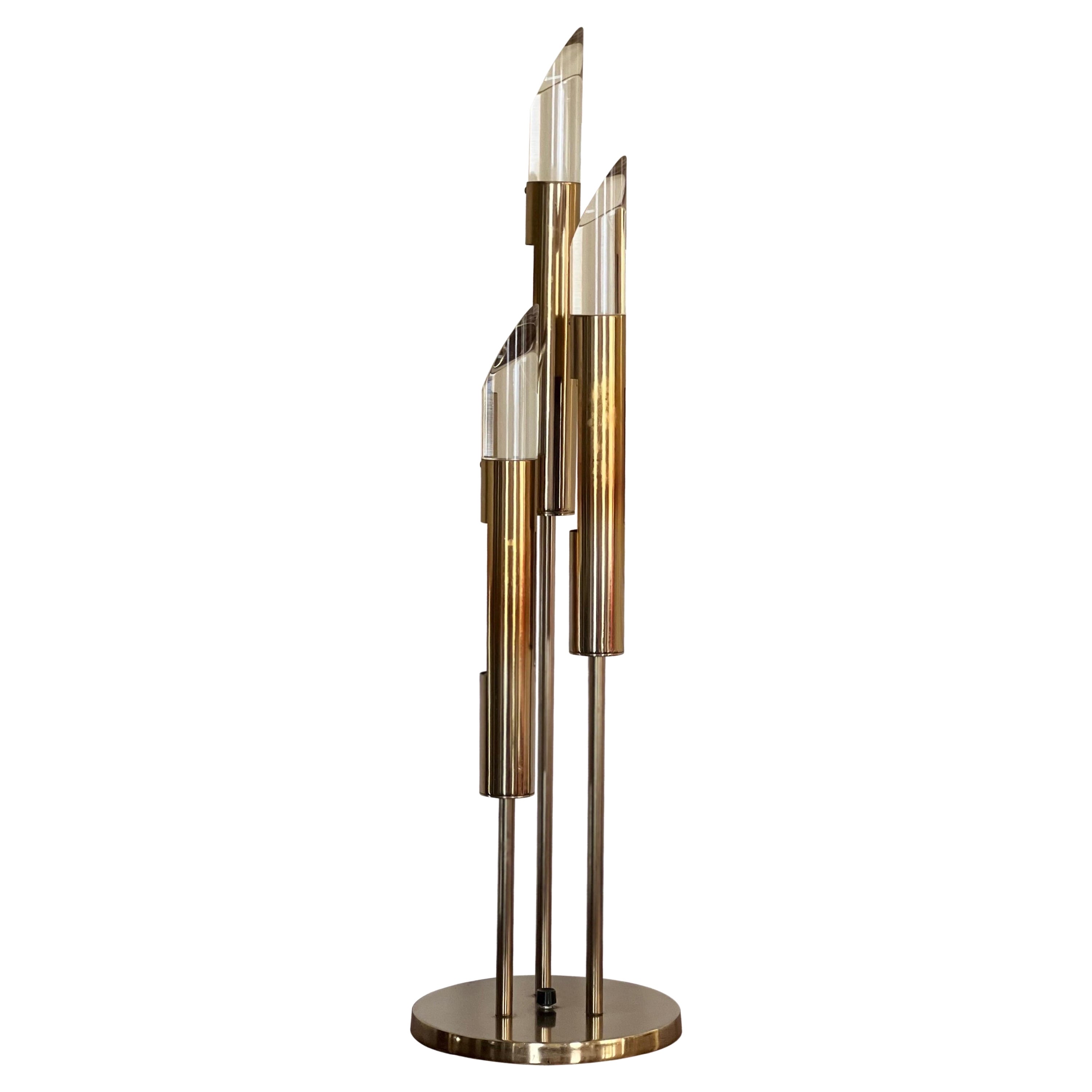 1970's Modern Italian Space Age Tischlampe aus Messing und Lucite im Angebot