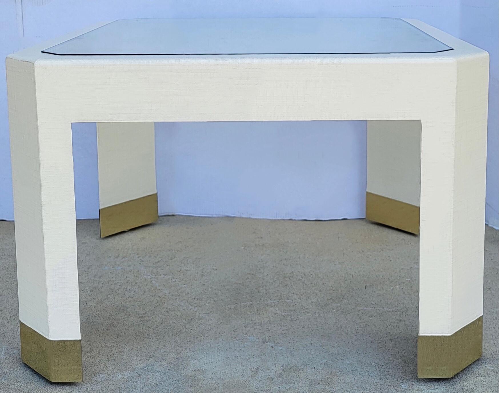 Américain Table basse moderne des années 1970 de style Karl Springer en verre de raphia embossé en vente