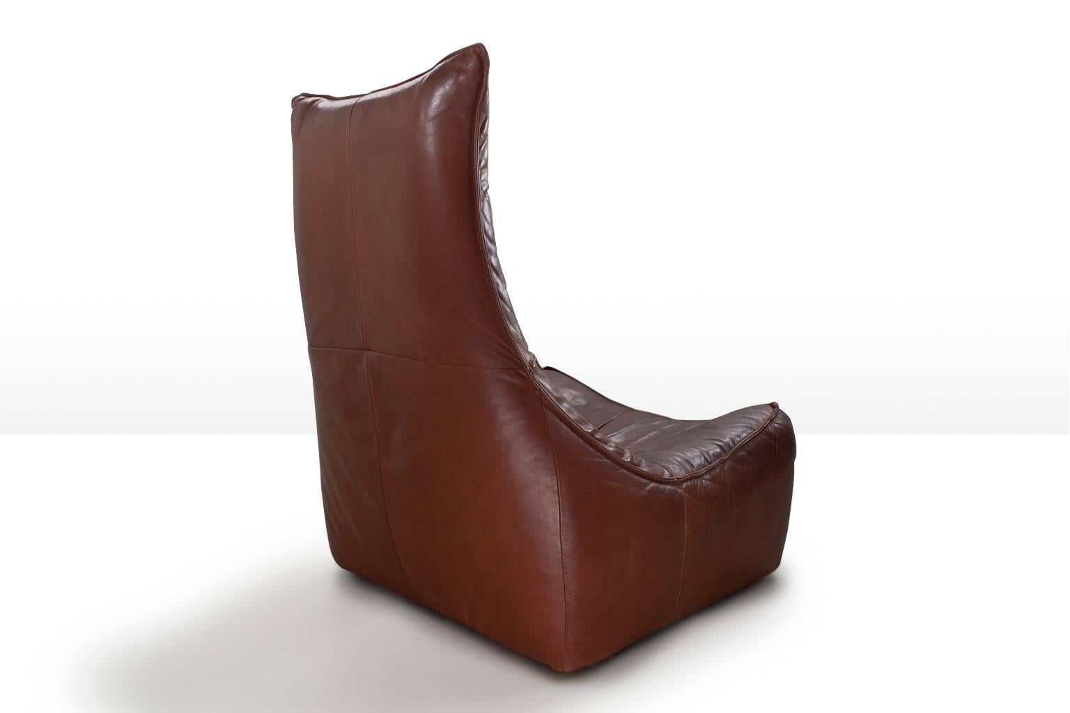 Original and beautiful lounge chair in a burgundy brown/ cognac colored aniline leather designed by Dutch designer Gerard Van Den Berg for label Montis in 1970. Beautiful piece of vintage design. In original condition, nice preserved patina to