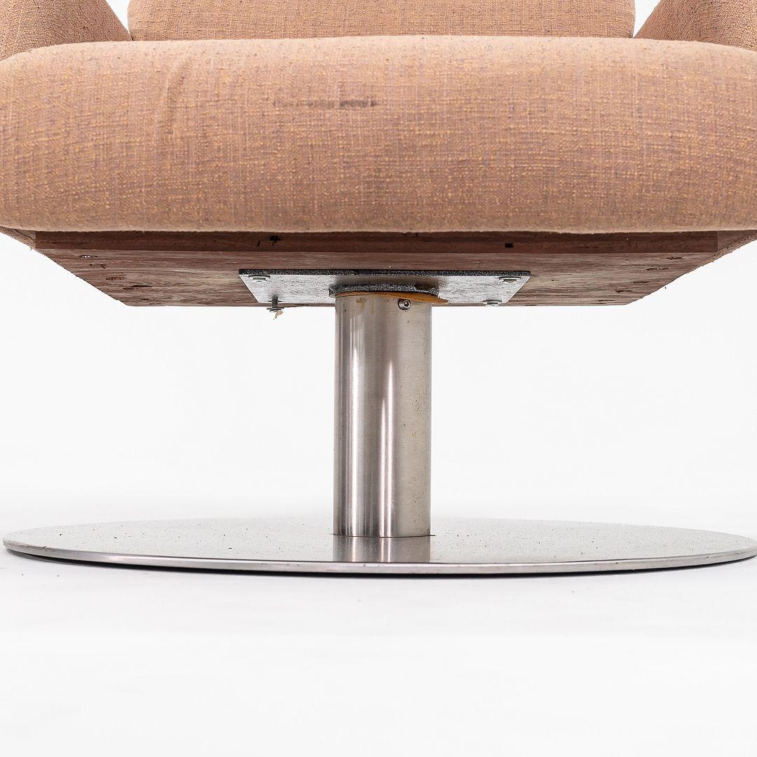 Silla de salón moderna de los años 70 con base giratoria de pedestal de acero cepillado y tela beige en venta 4