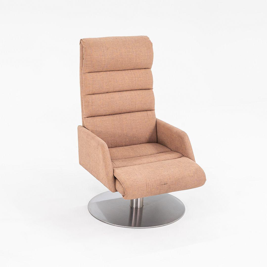 Silla de salón moderna de los años 70 con base giratoria de pedestal de acero cepillado y tela beige Moderno en venta