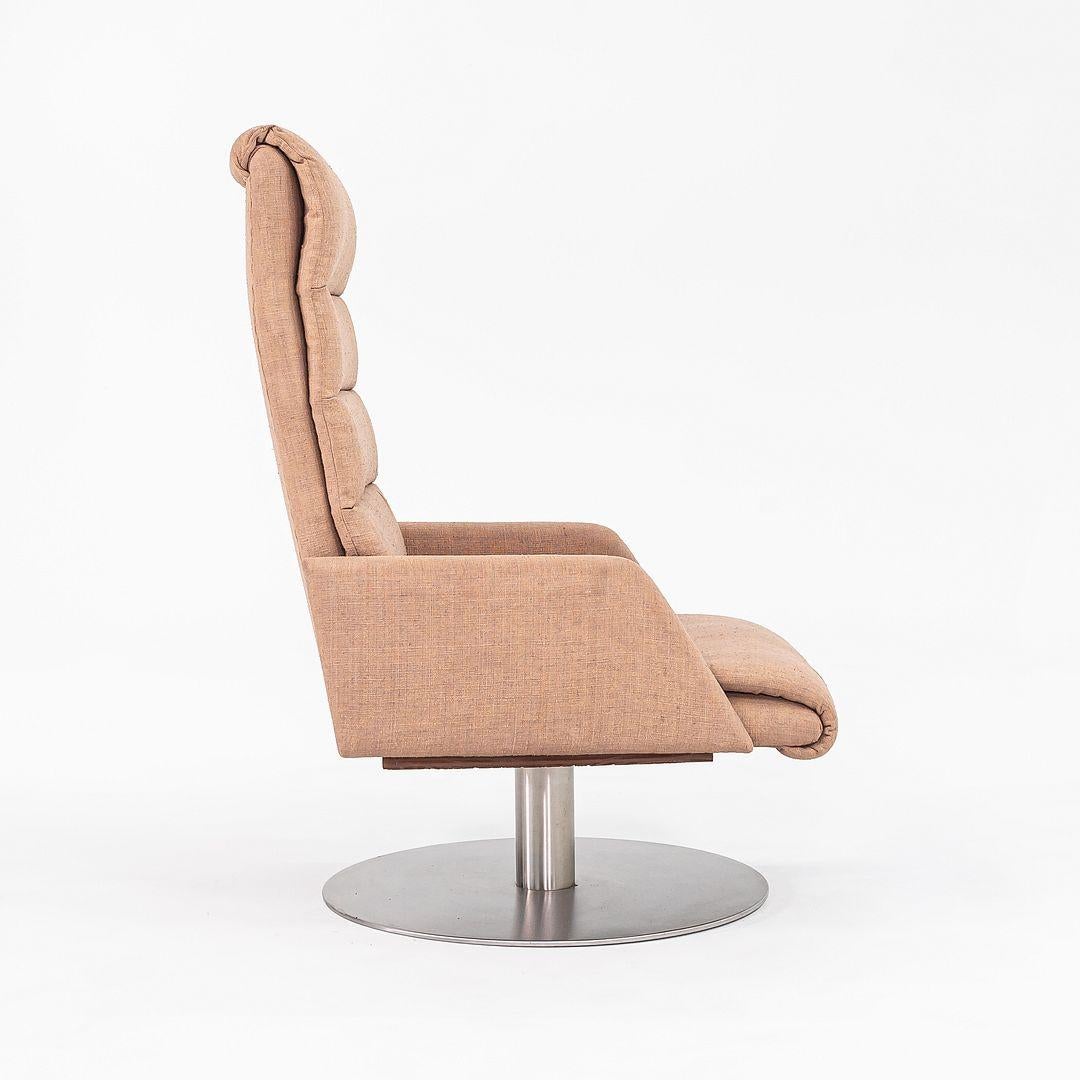 Silla de salón moderna de los años 70 con base giratoria de pedestal de acero cepillado y tela beige Estadounidense en venta