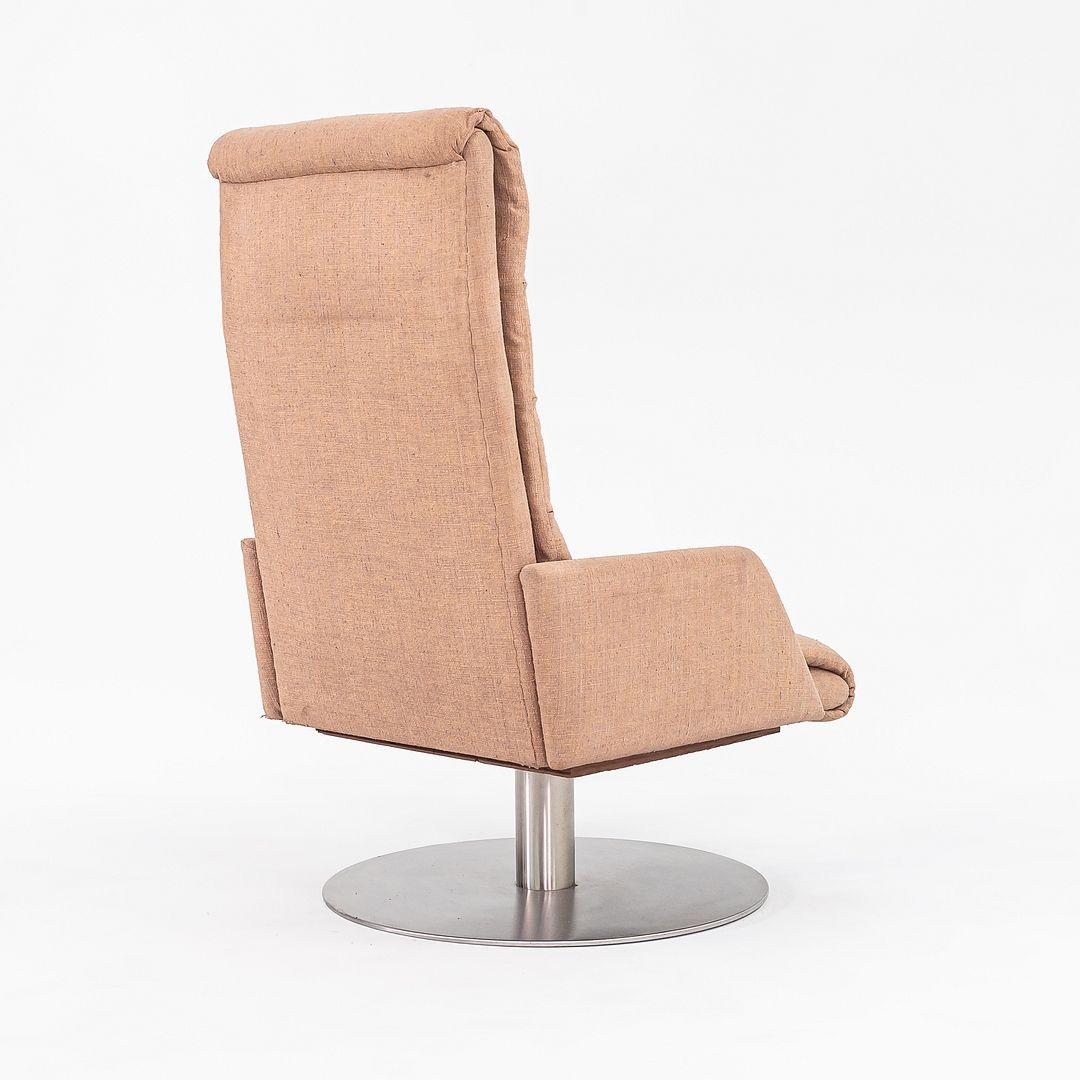 Silla de salón moderna de los años 70 con base giratoria de pedestal de acero cepillado y tela beige finales del siglo XX en venta
