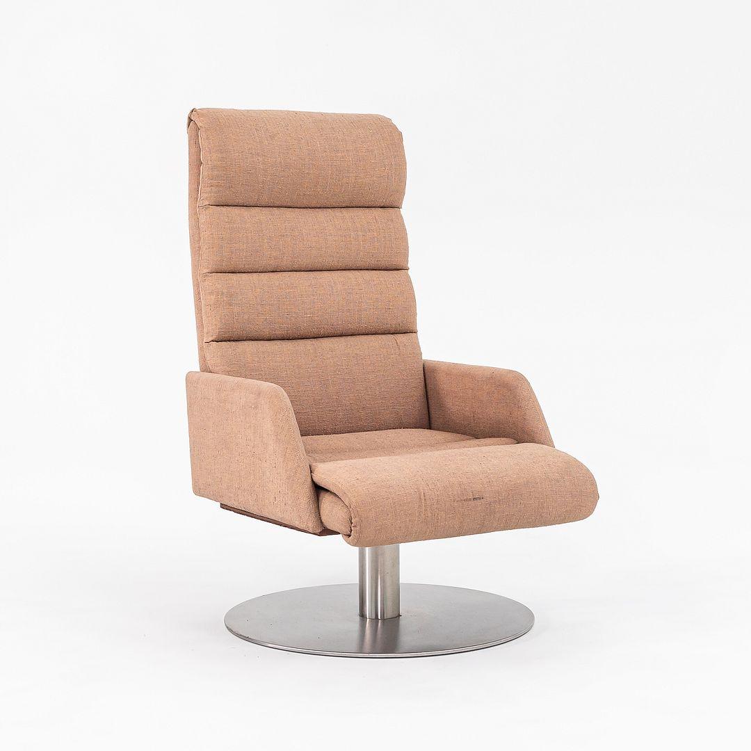 Silla de salón moderna de los años 70 con base giratoria de pedestal de acero cepillado y tela beige Tela en venta