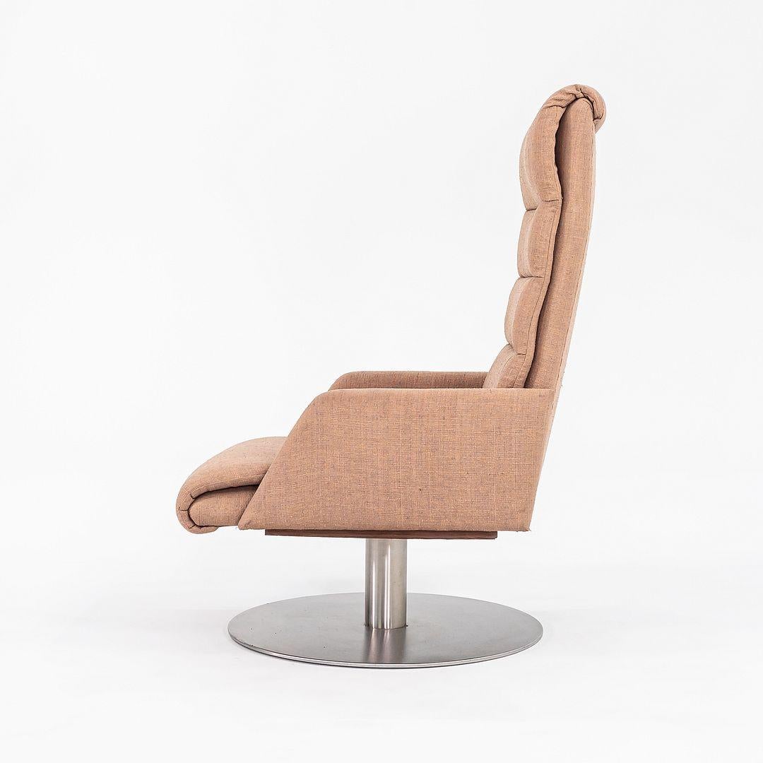 Silla de salón moderna de los años 70 con base giratoria de pedestal de acero cepillado y tela beige en venta 1