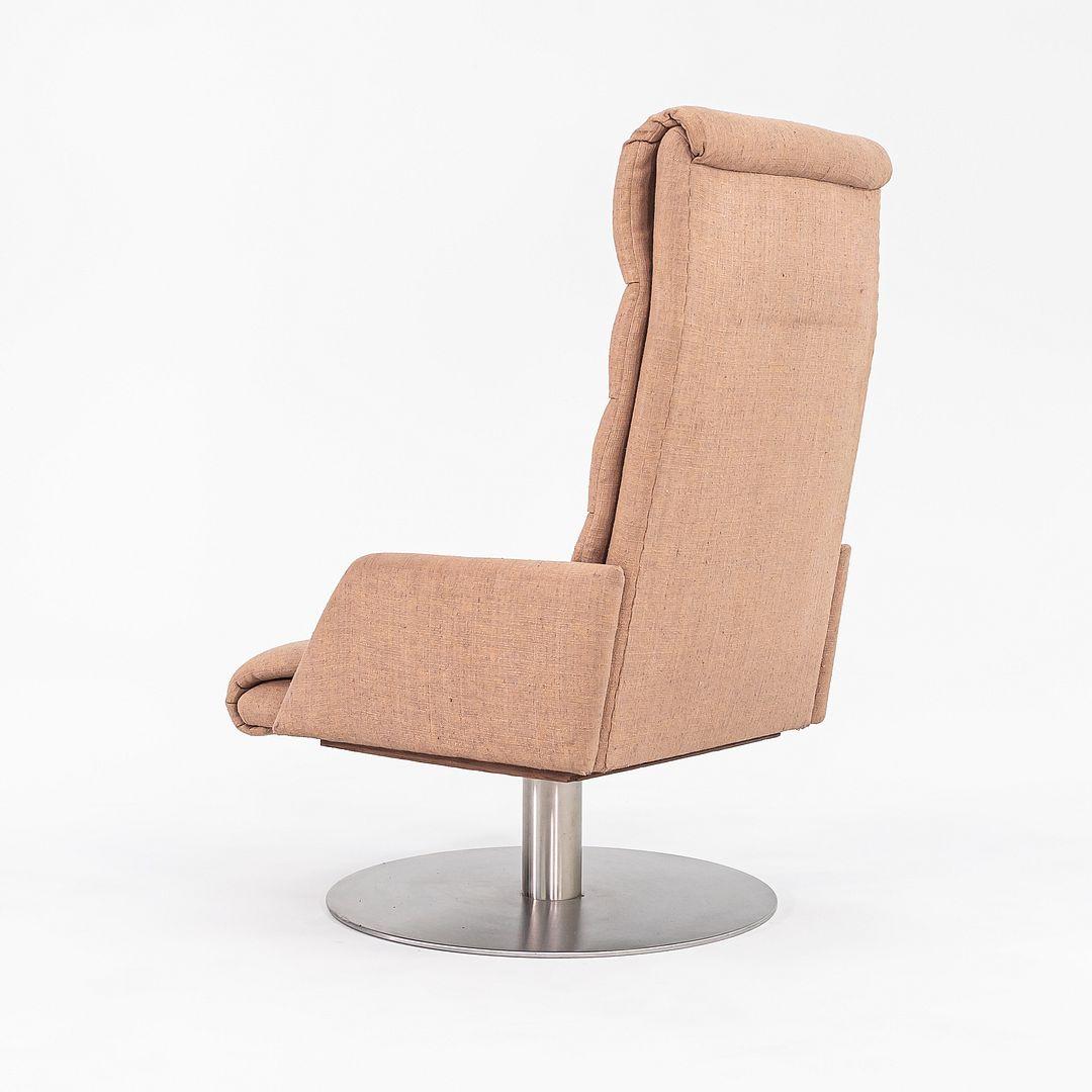 Silla de salón moderna de los años 70 con base giratoria de pedestal de acero cepillado y tela beige en venta 2