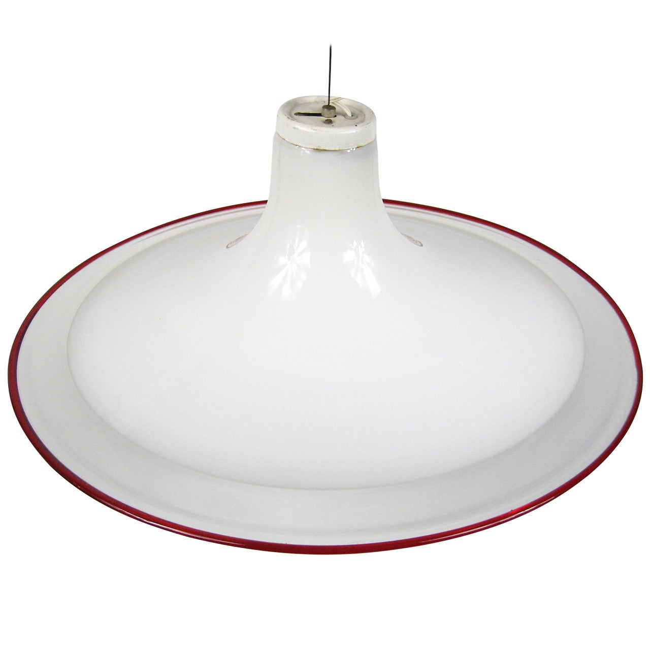 Ciondolo a forma di piatto in vetro soffiato a mano in stile Mid-Century Modern di Murano, davvero unico. Il bianco opaco si trasforma in trasparente su un bordo rosso, sorprendente. Non dimenticarti di dare un'occhiata alla nostra vetrina per