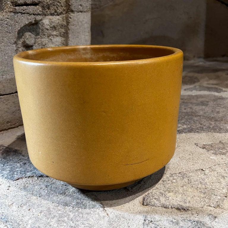 1970s Modern Mustard Planter Art Pottery Style Gainey Ceramics In Good Condition For Sale In Chula Vista, CA