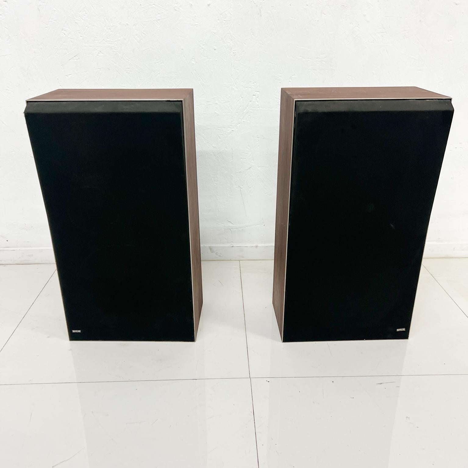 Beovox B&O Denmark pair of Speakers by Bang Olufsen Made in Denmark,
Rosewood case. Model Beovox. Specs are on the backside.
Measures: 23 H x 12.5 W x 8.25 D.
Preowned original vintage condition.
See images provided.
 