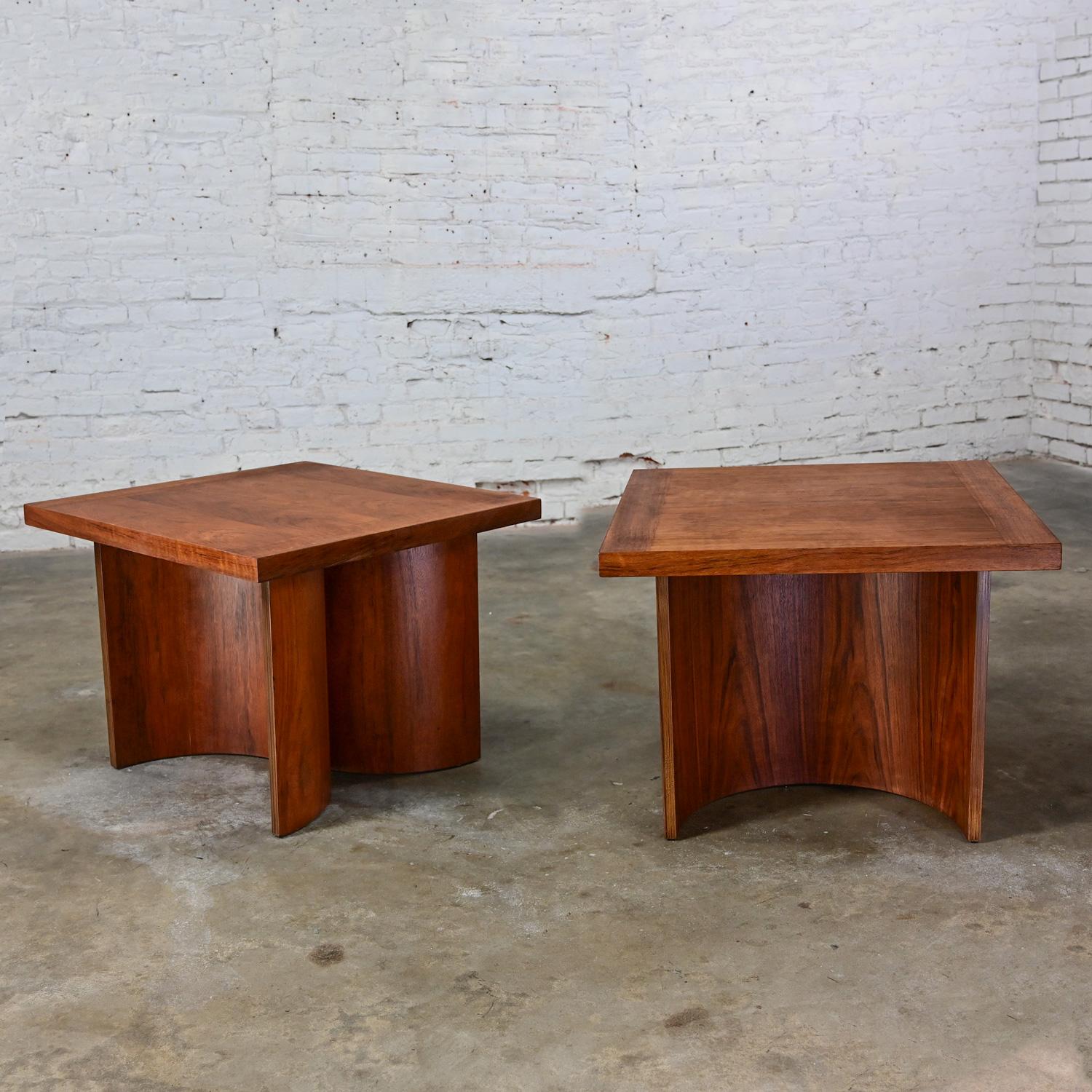 Paire de tables d'appoint Modernity des années 1970 par Kroehler Plateaux carrés et bases en double U en bentwood en vente 8