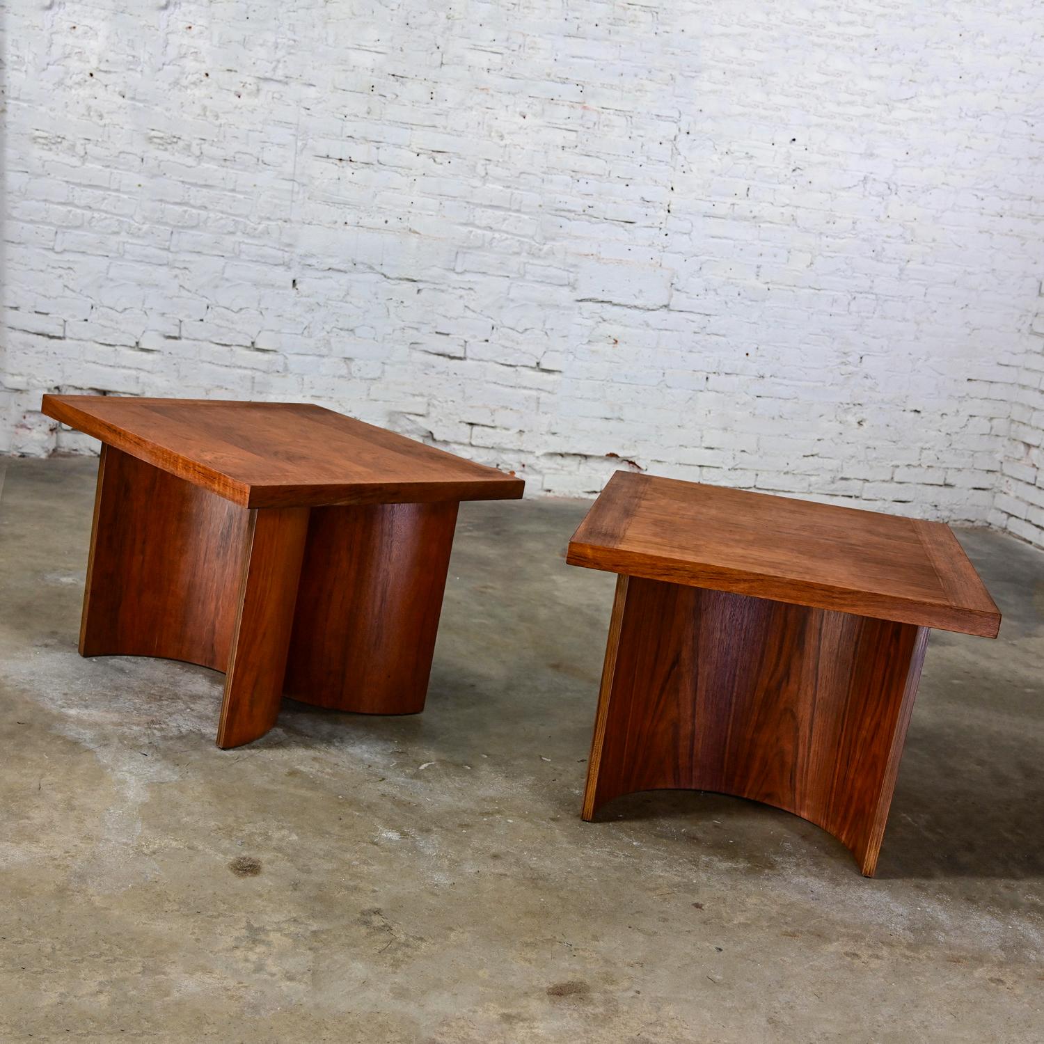 Fabulous vintage Modern end tables by Kroehler comprised of walnut toned square tops and bentwood curved double U-shaped bases, a pair. This pair is identified by markings & stamps on the underside plus archived research including online sources,