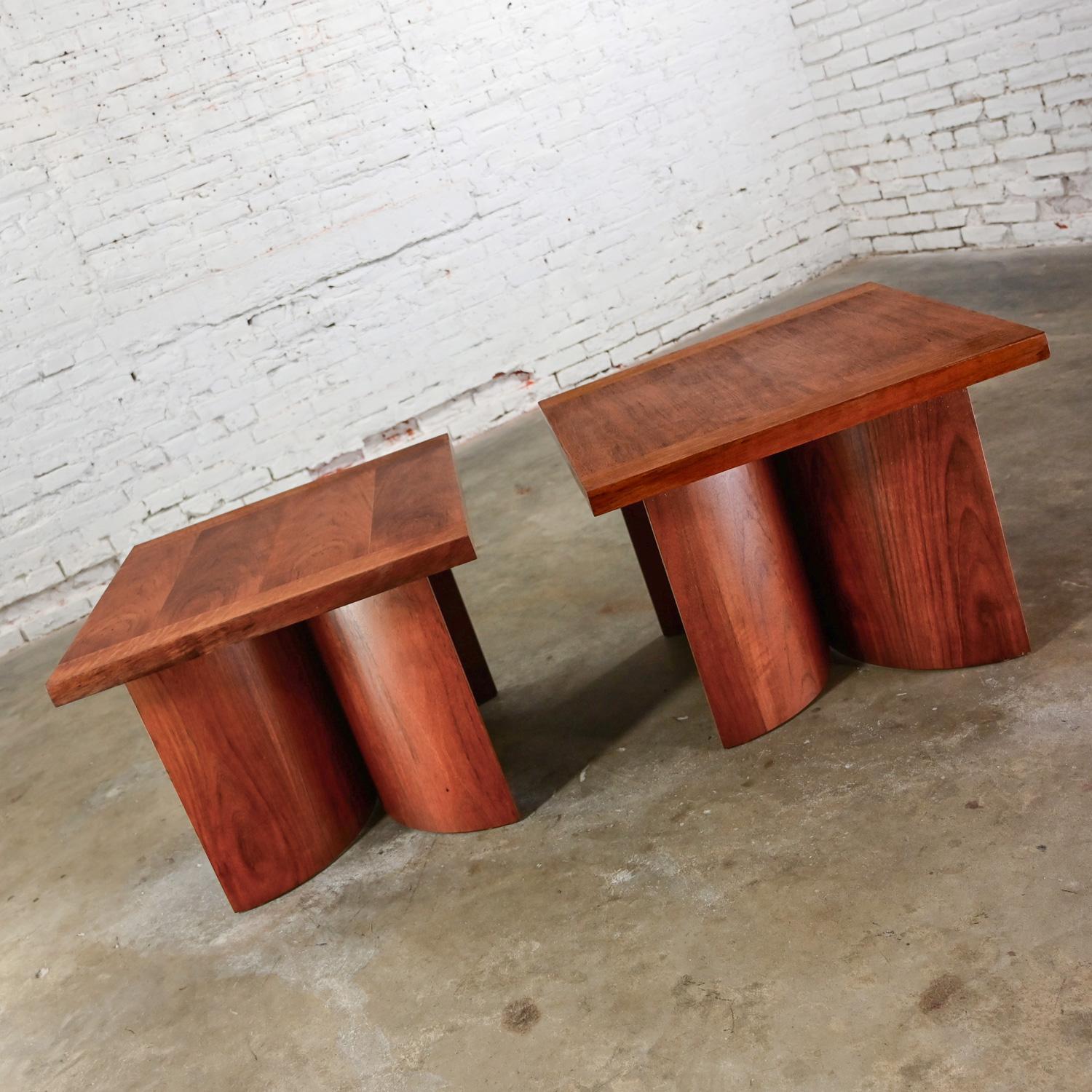 Moderne Paire de tables d'appoint Modernity des années 1970 par Kroehler Plateaux carrés et bases en double U en bentwood en vente